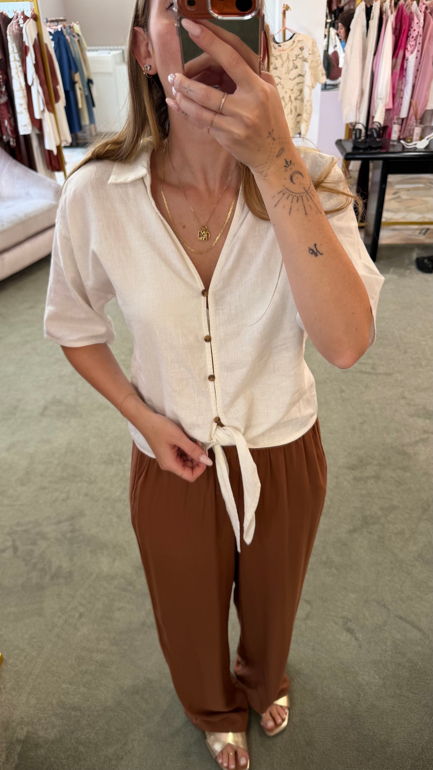 Camicia bianco latte manica corta con nodo in vita sy