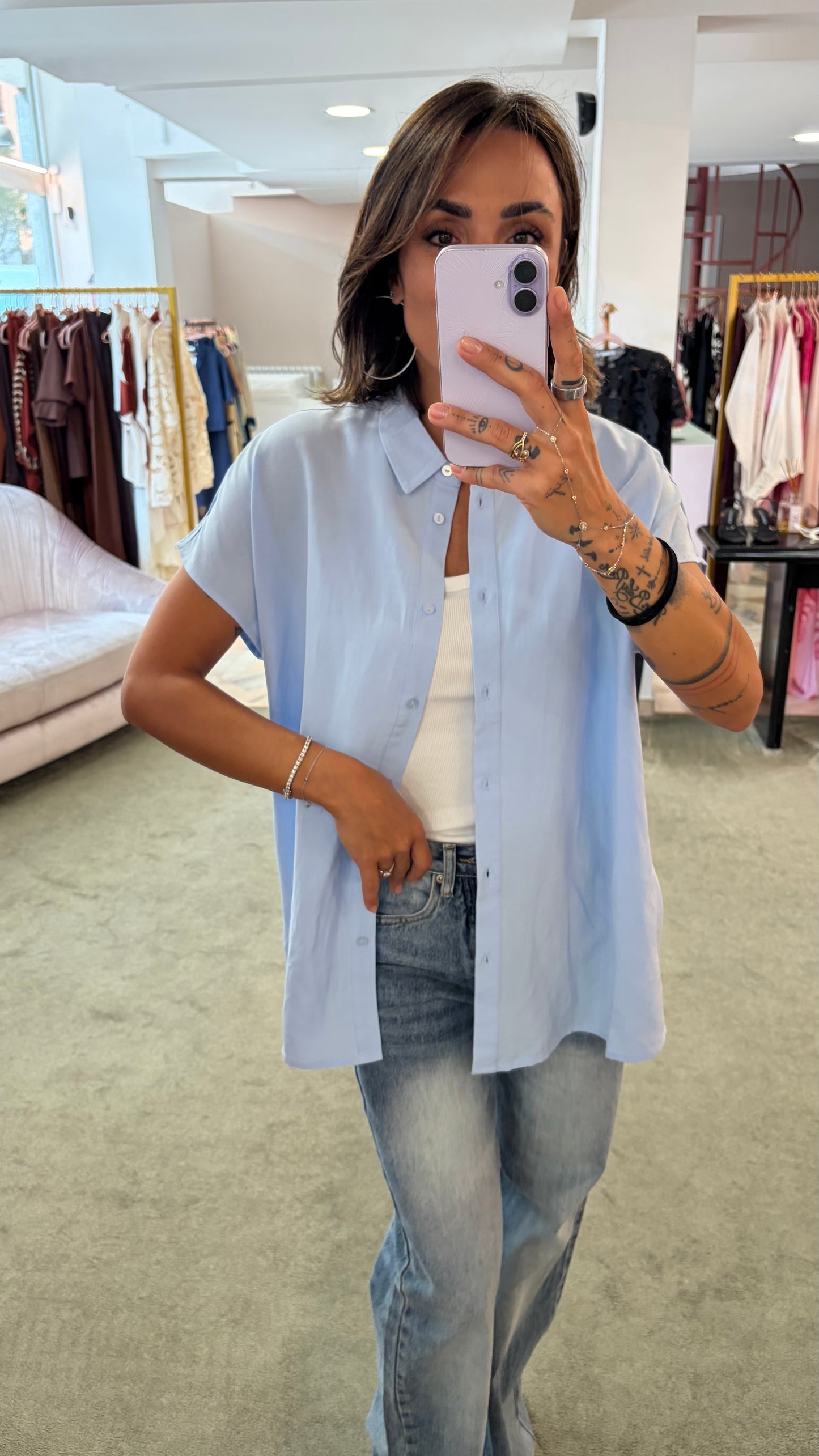 Camicia azzurra smanicata over sy