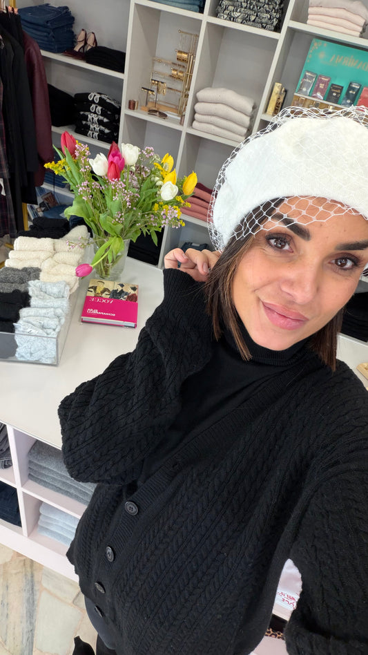 Basco in lana con veletta bianco