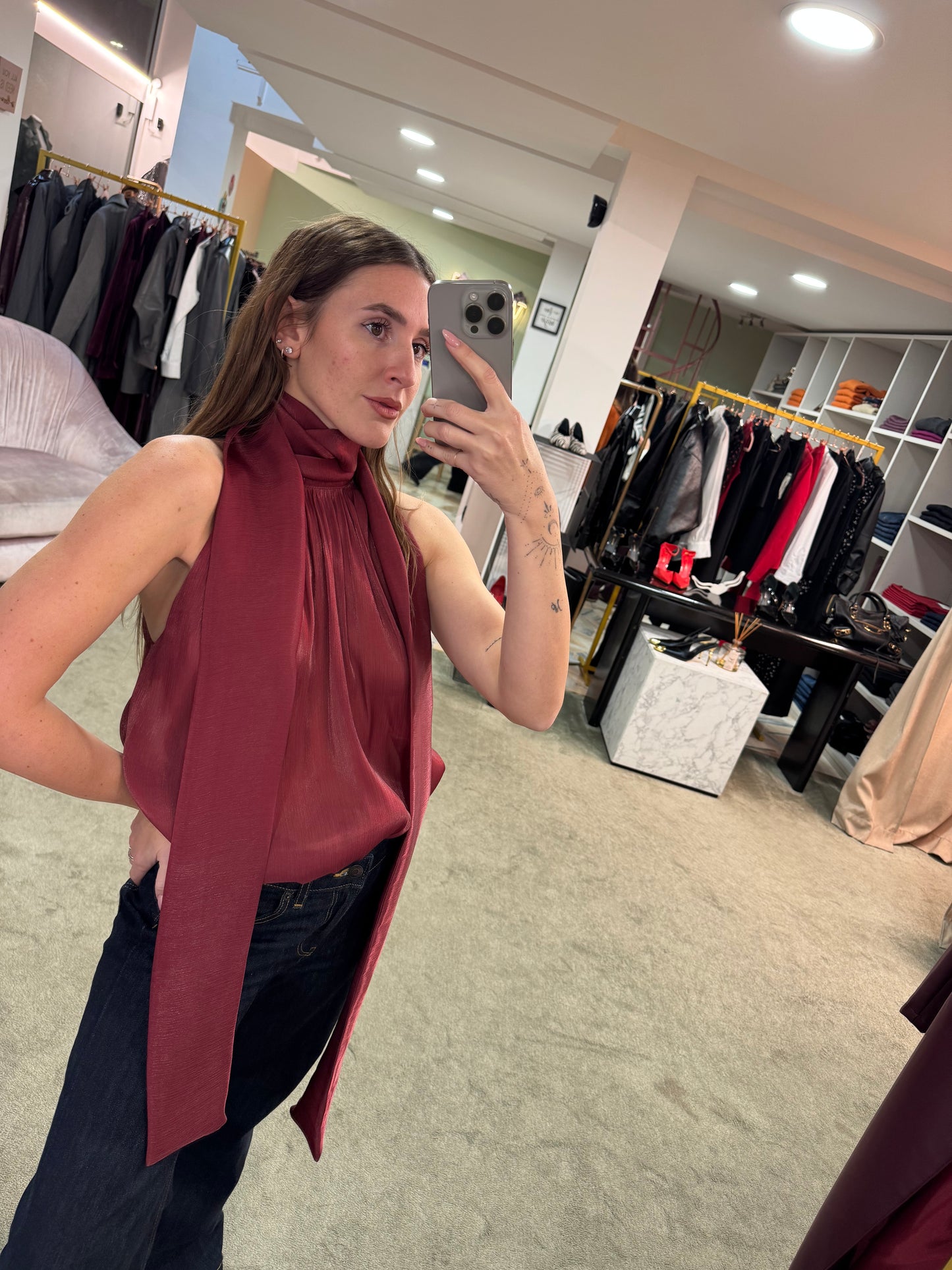 Camicia bordeaux smanicata con sciarpina Actualee