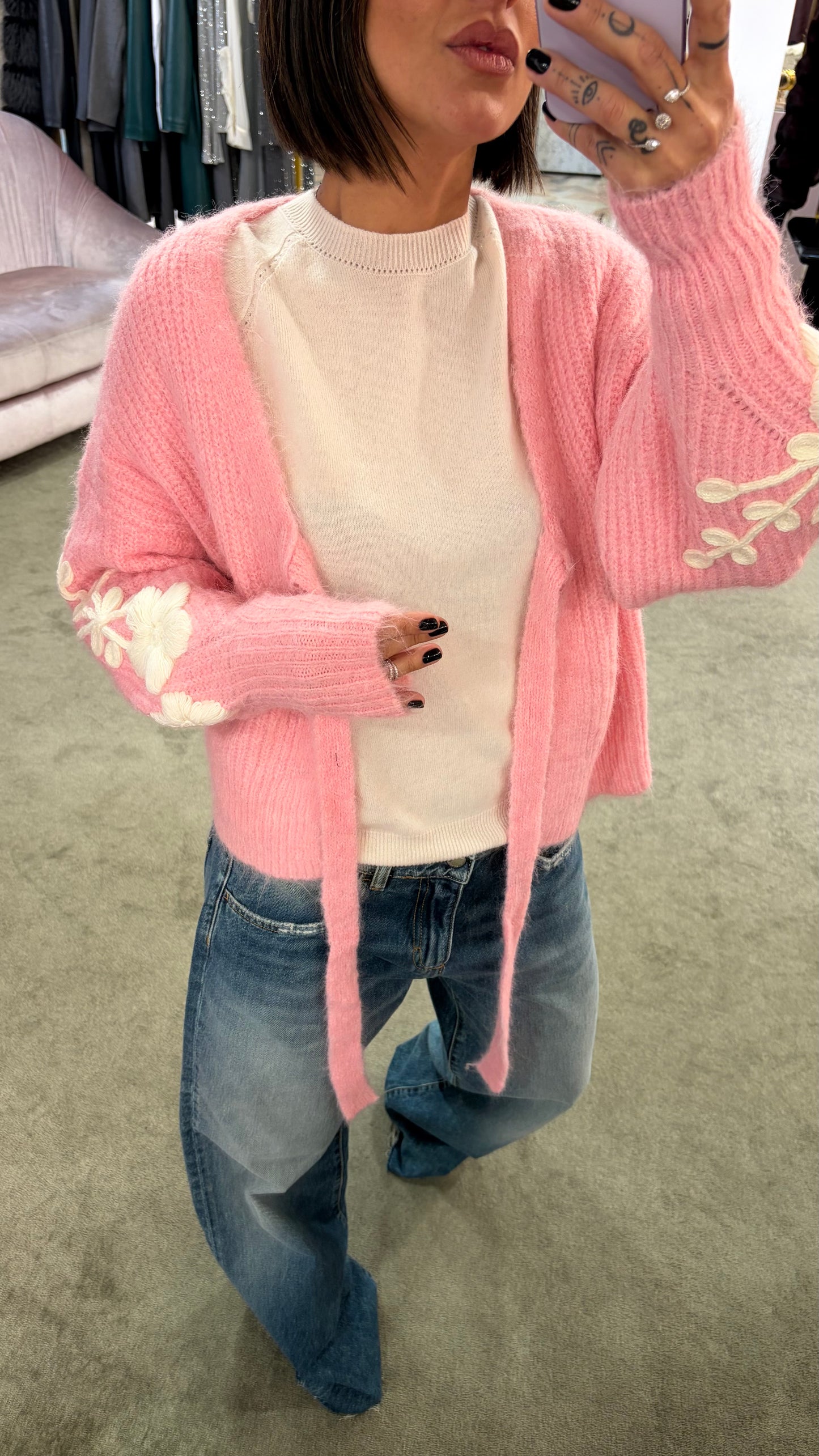 Cardigan rosa con ricami sulla manica bj