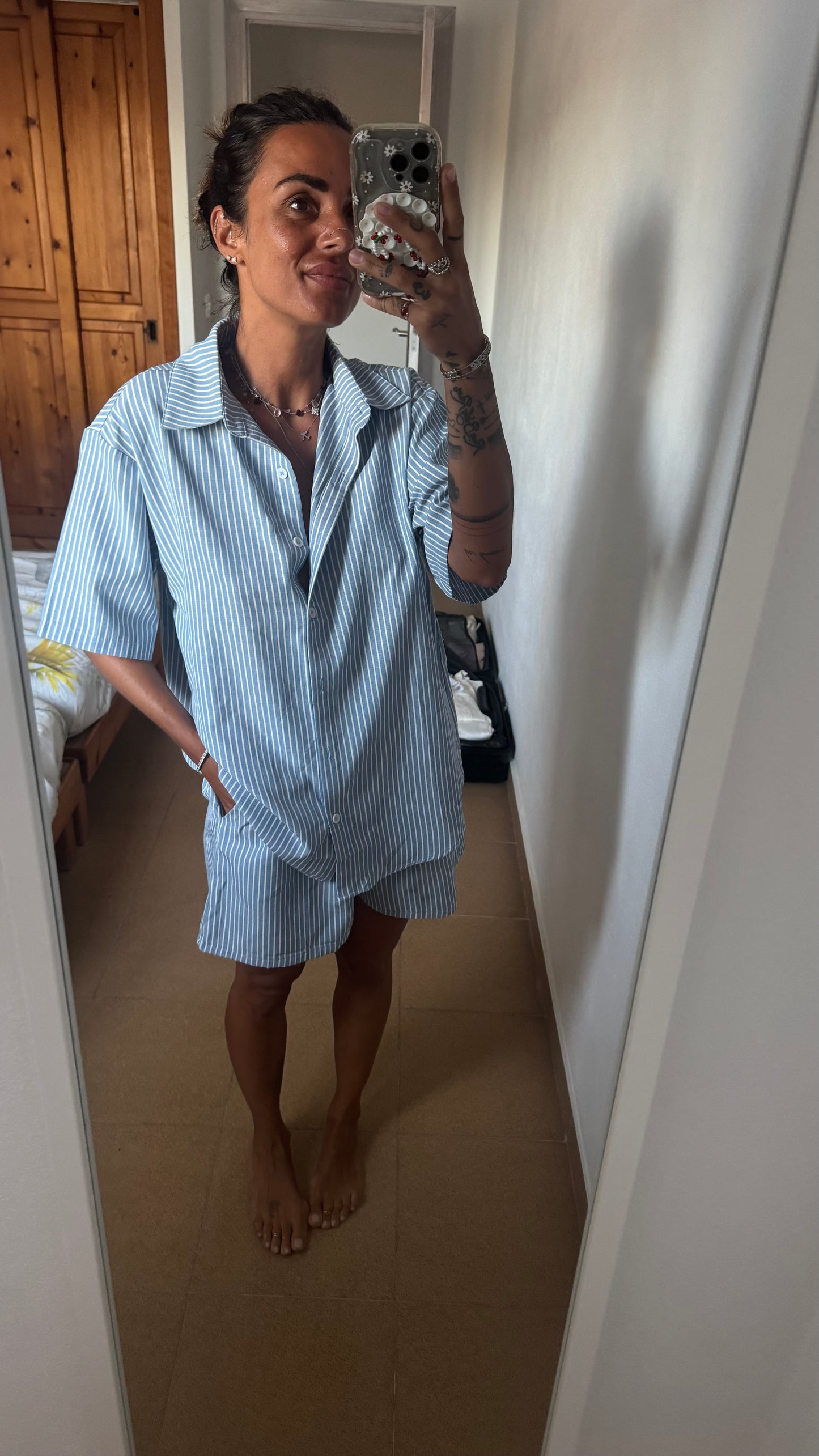 Set camicia e shorts a righe azzurro e bianco ep