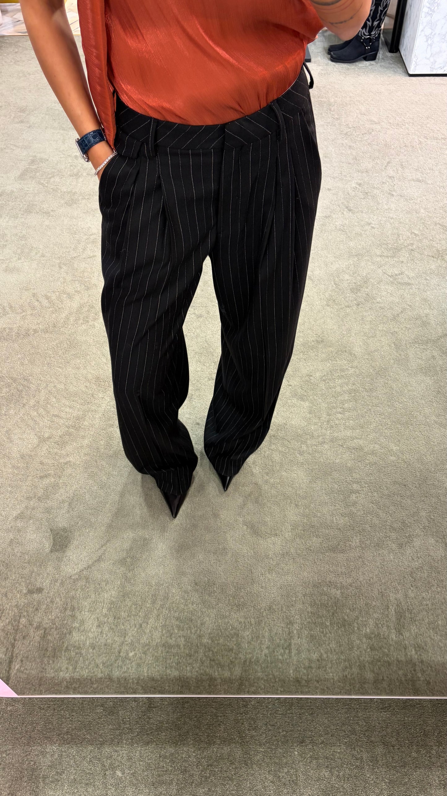 Pantaloni neri gessato con pences misto lana sl