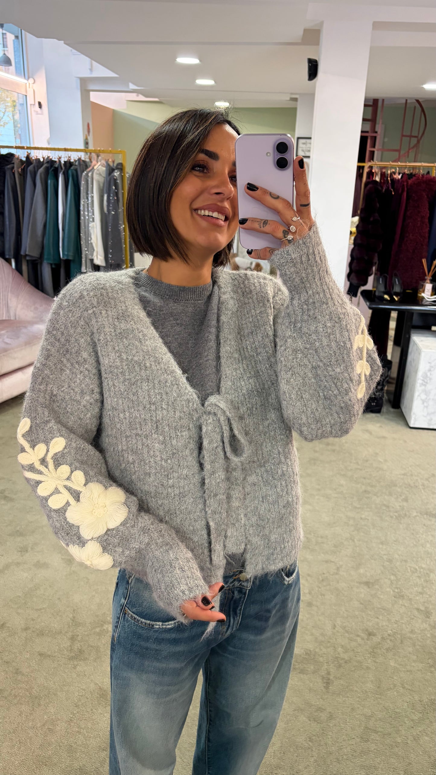 Cardigan grigio con ricami sulla manica bj