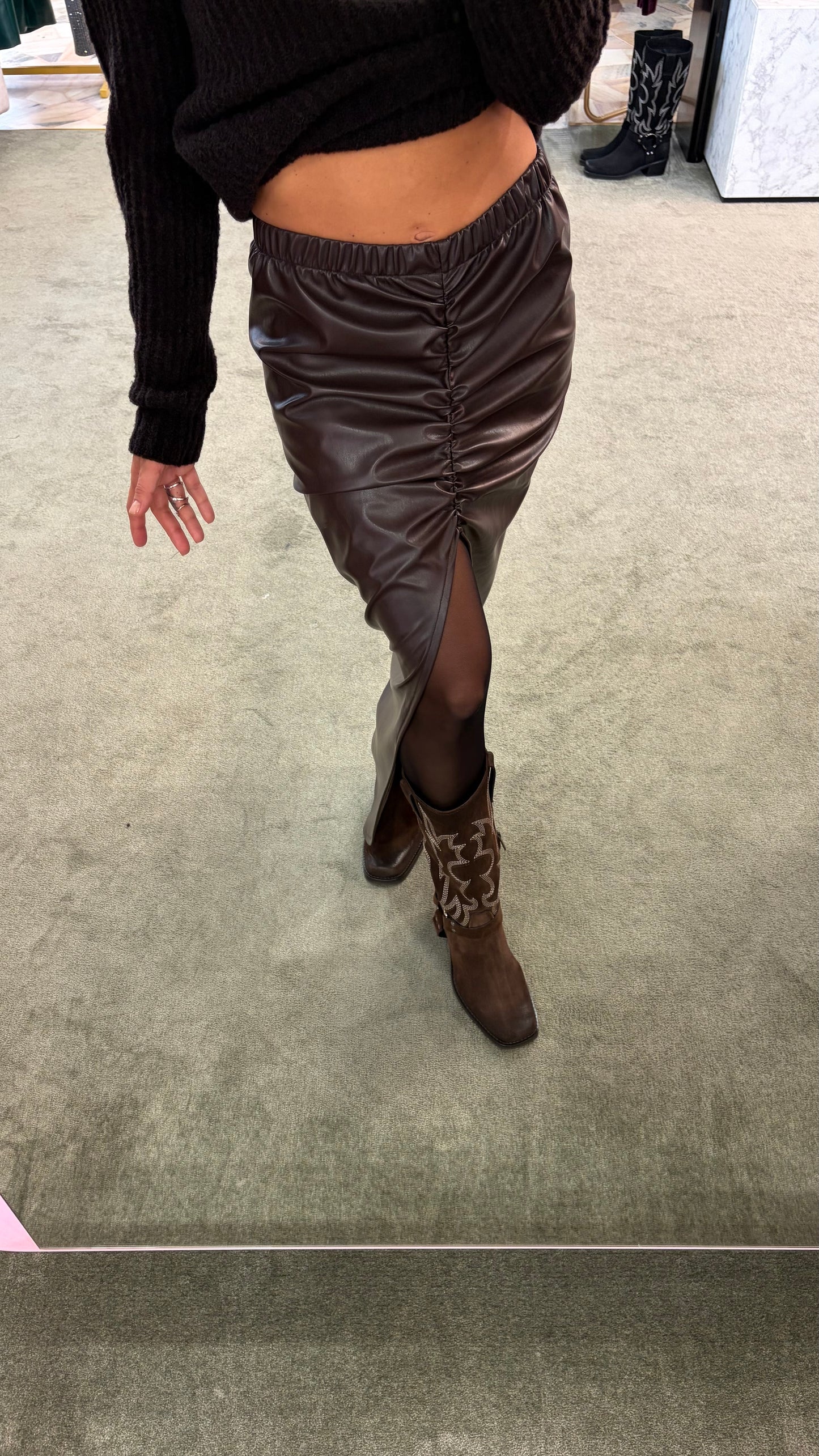 Gonna lunga marrone in ecopelle con spacco mq