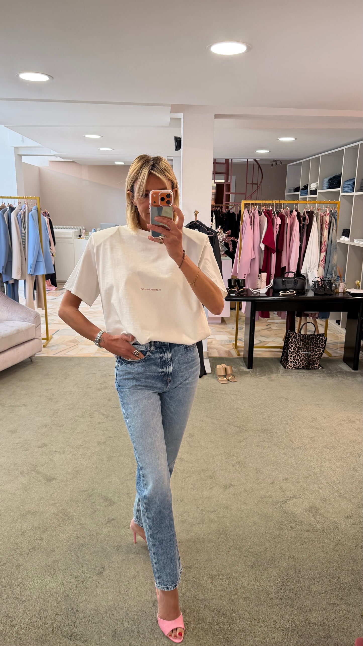 T-shirt bianca over new moon con spallotte tw