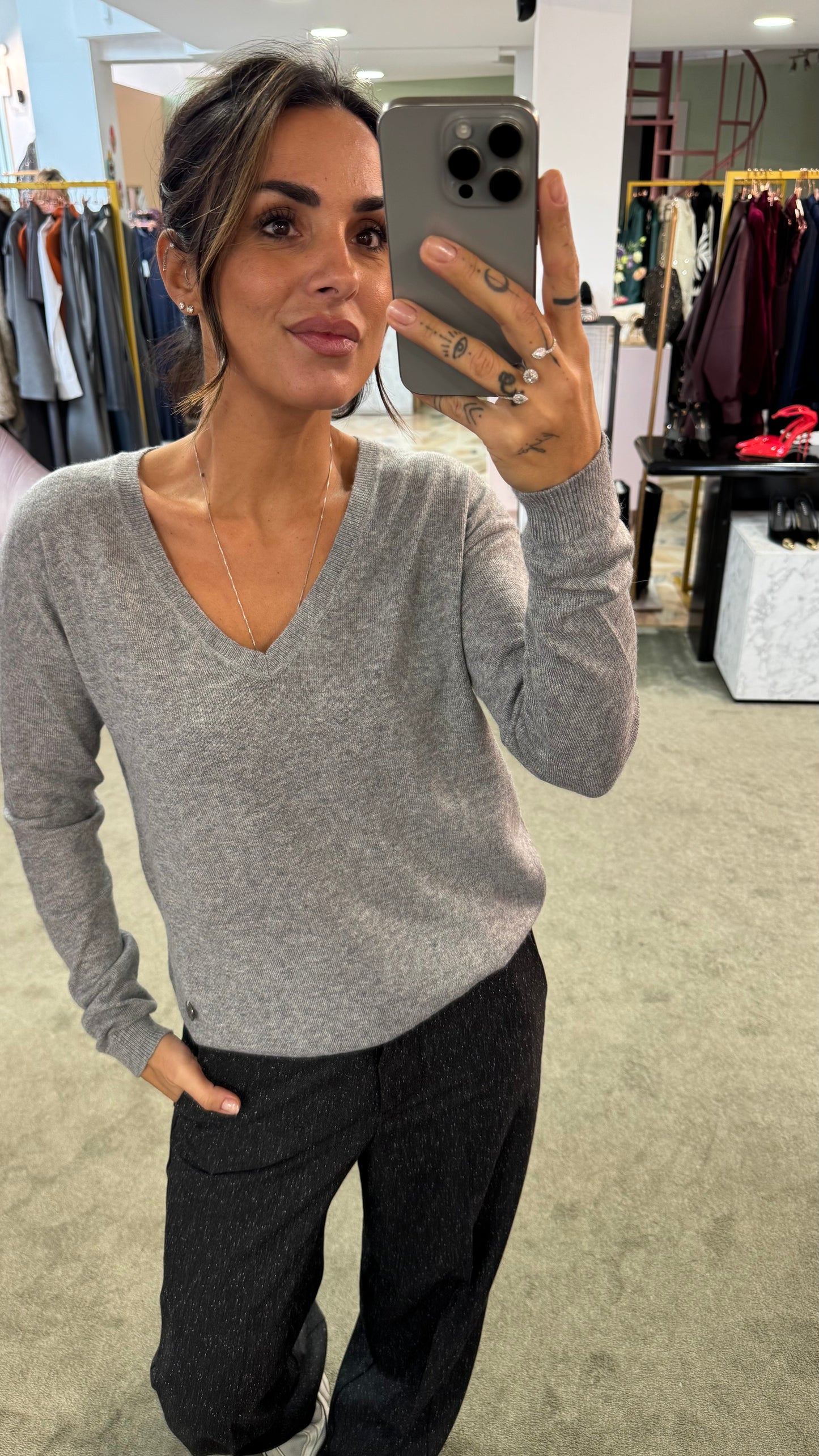 Maglione scollo a v grigio in angora tk