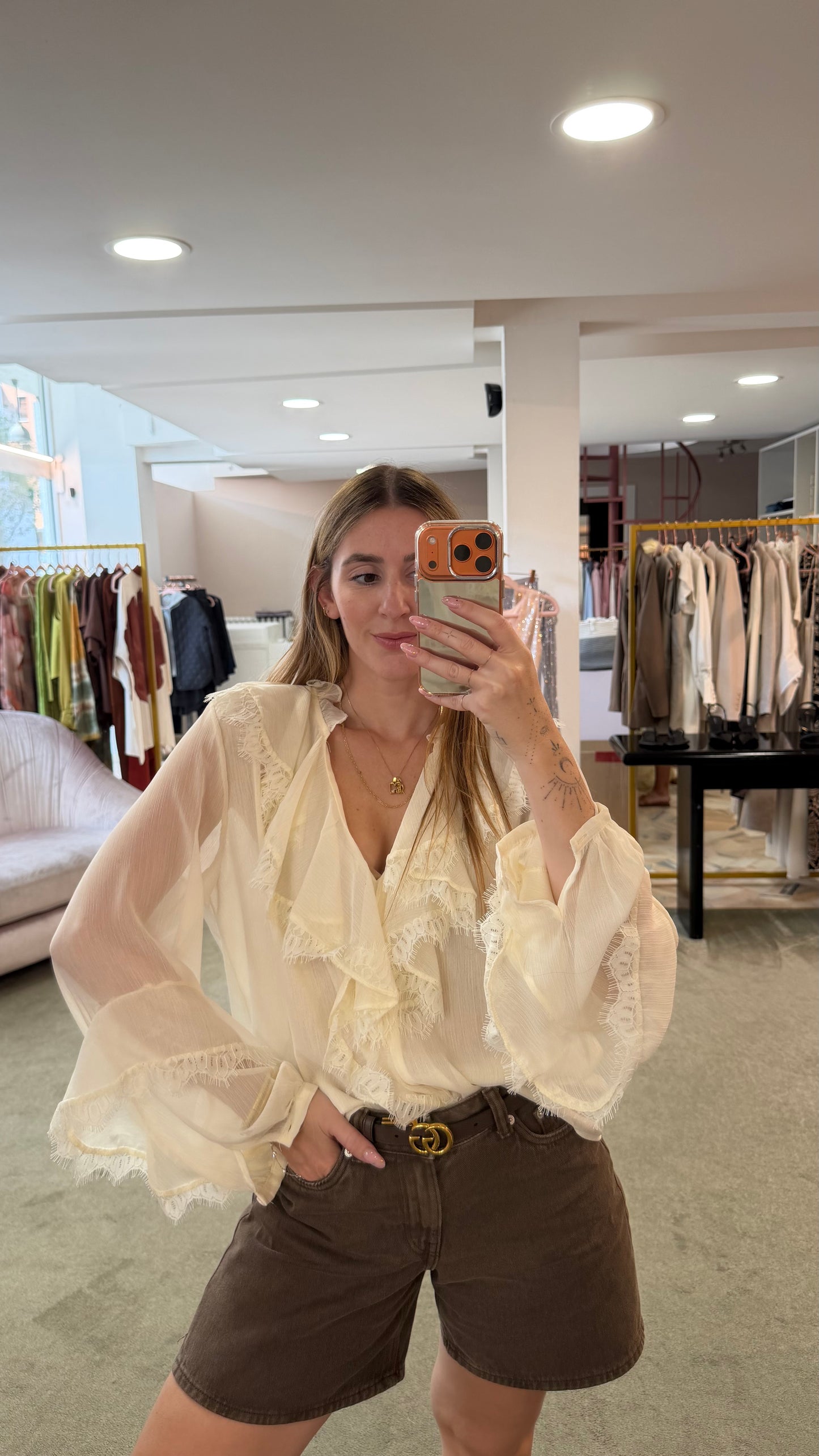 Camicia crema in crepe volant e pizzo gl