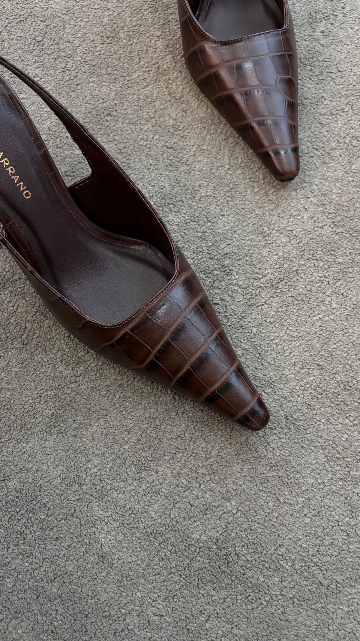 Slingback marrone in pelle crocco con fibbia oro cr