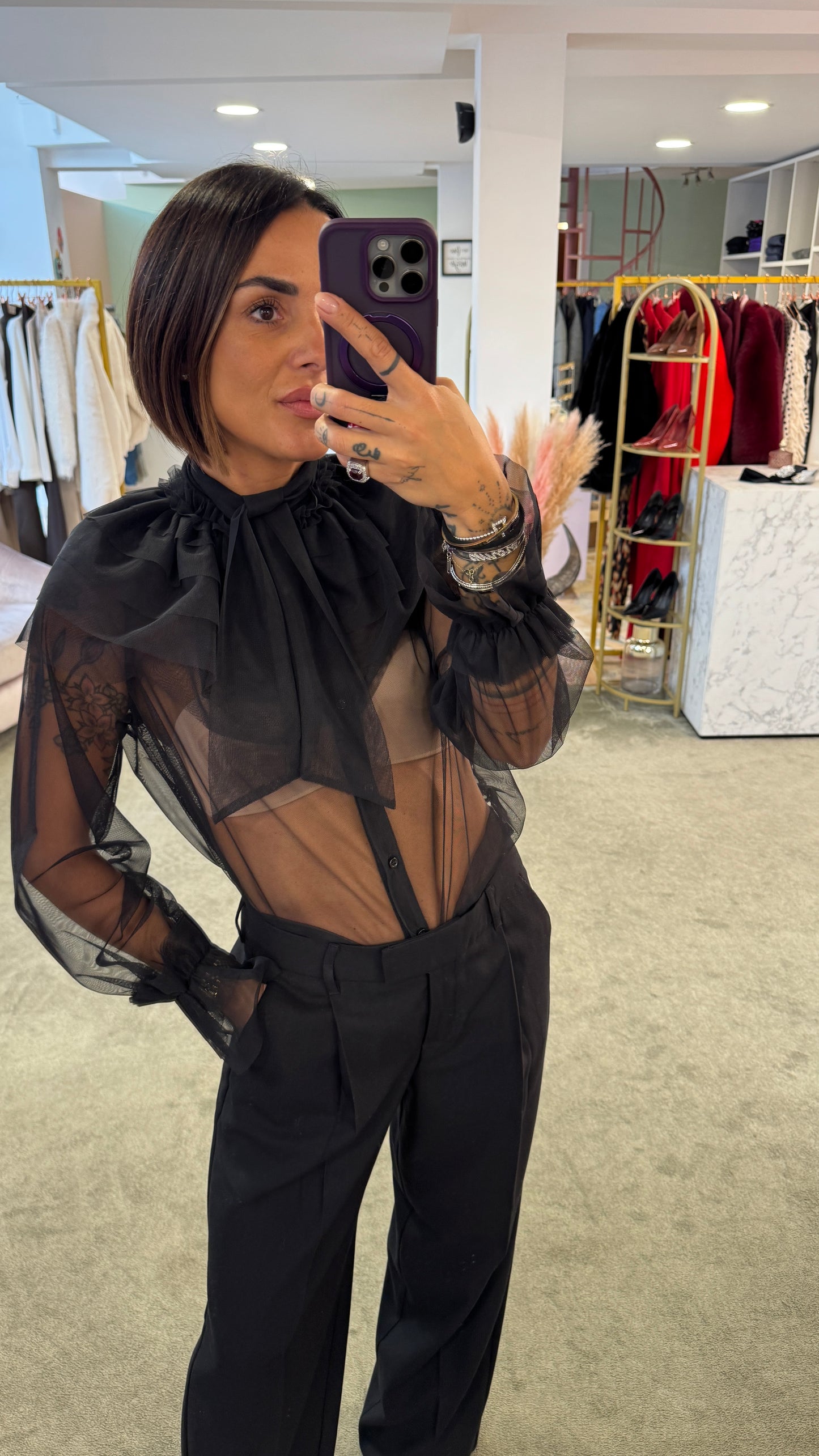 Camicia nera con volant in tulle actualee