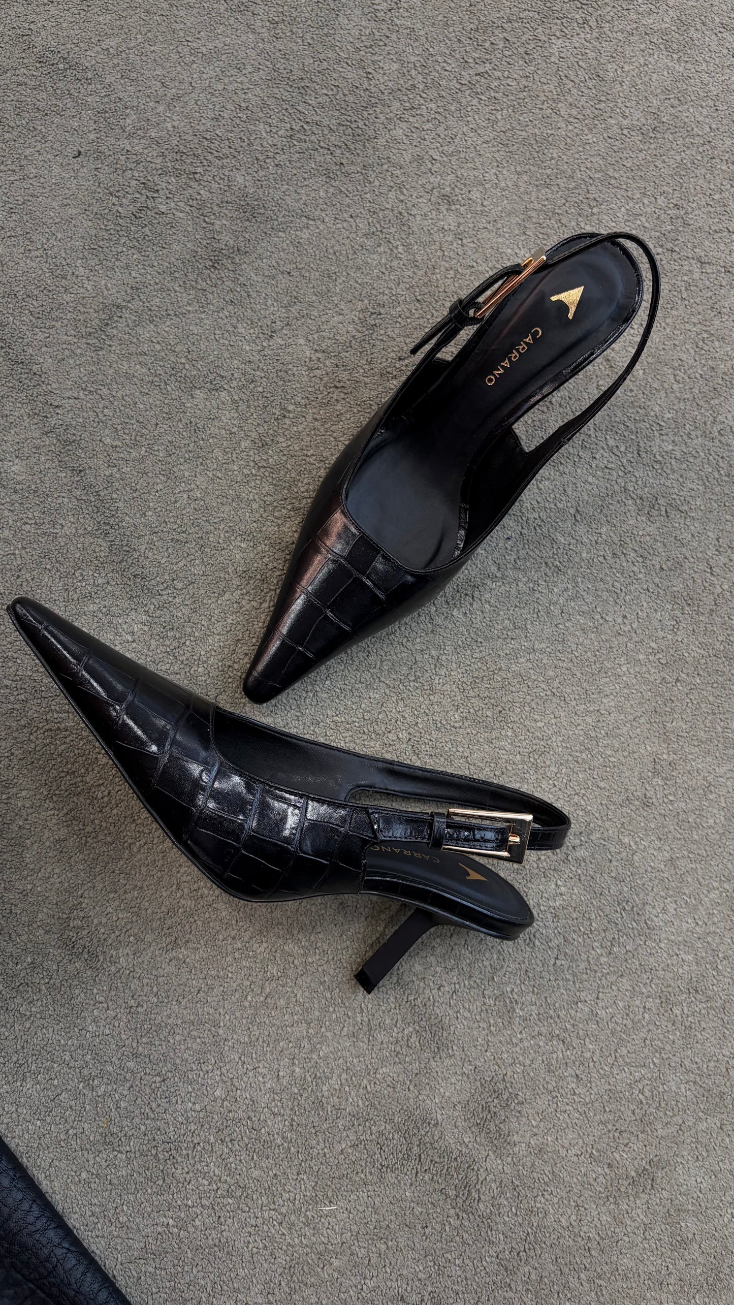 Slingback nera in pelle crocco con fibbia oro cr