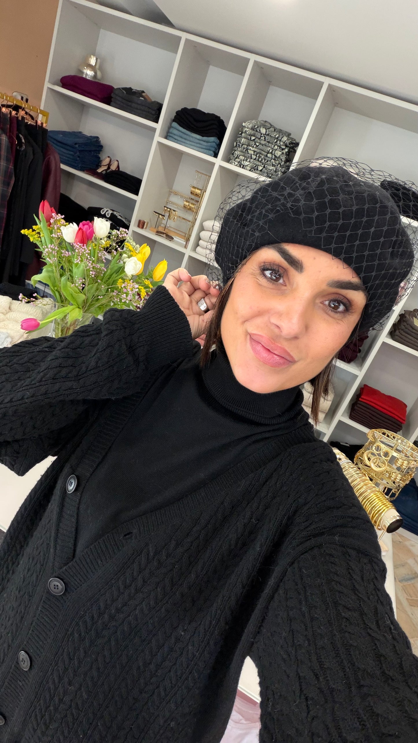 Basco in lana con veletta nero