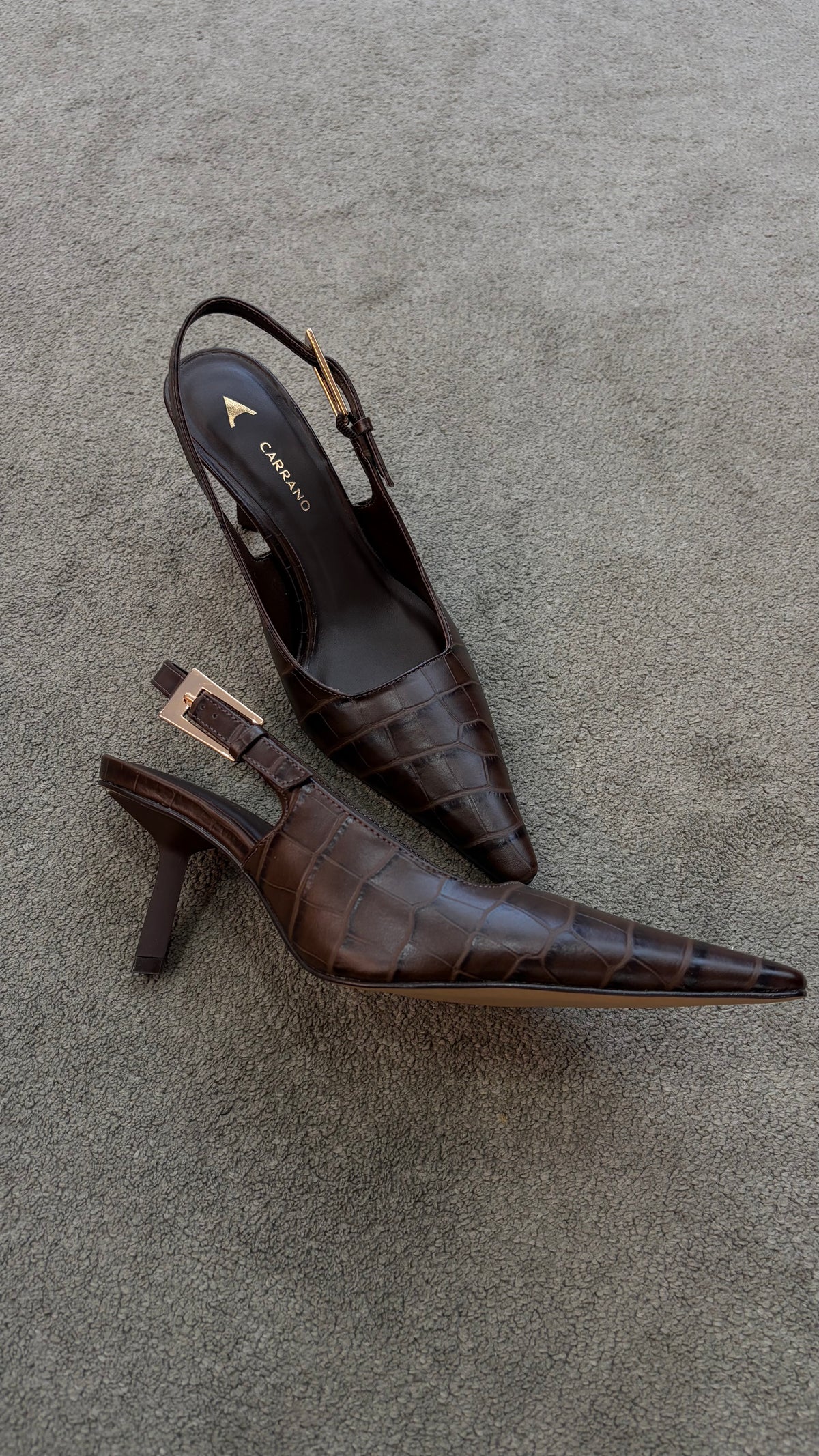 Slingback marrone in pelle crocco con fibbia oro cr