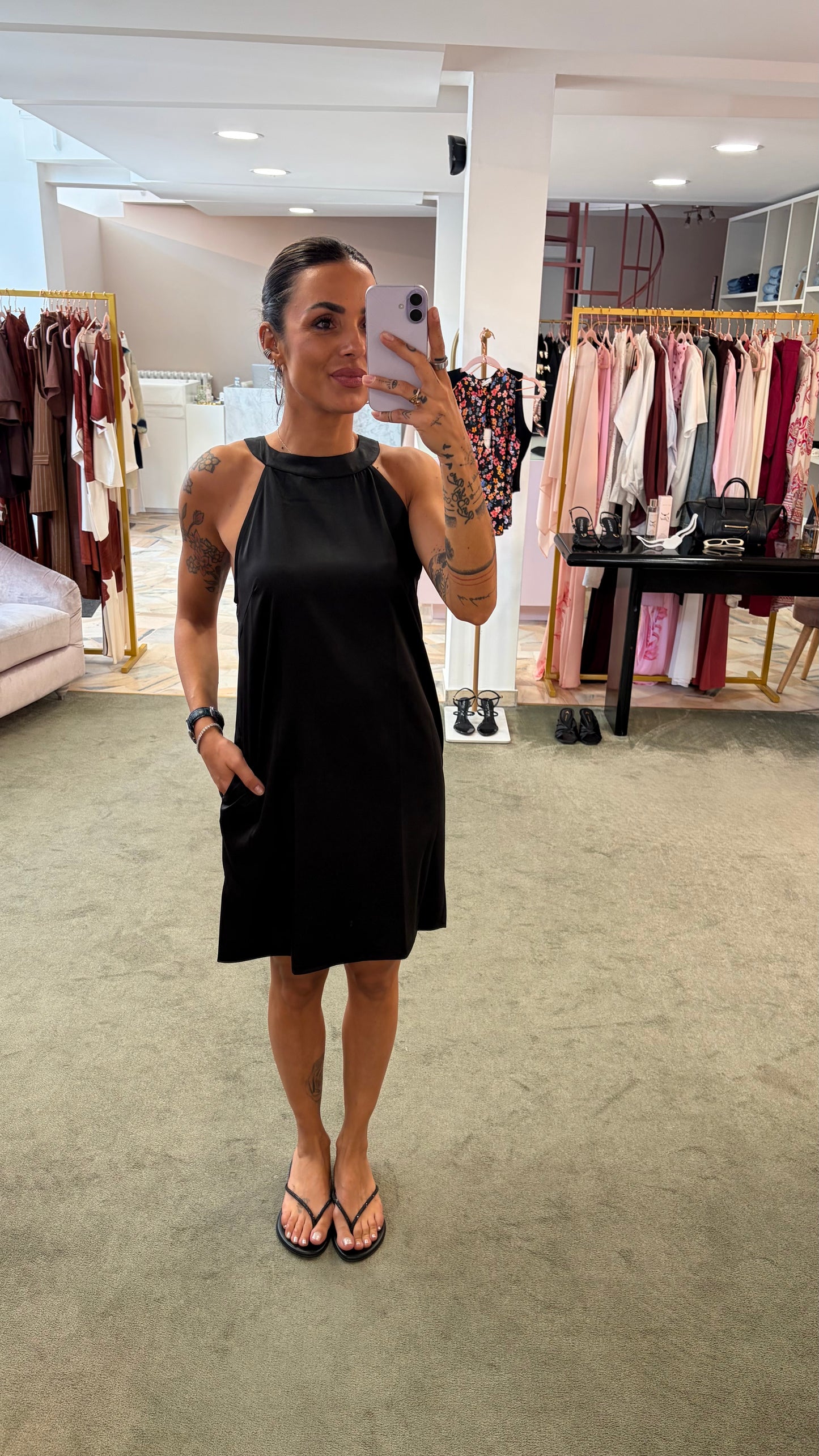 Abito corto nero scollo all'americana in satin ay