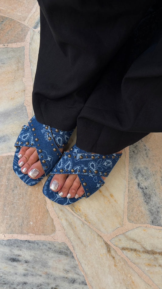 Ciabattina bandana denim con borchie