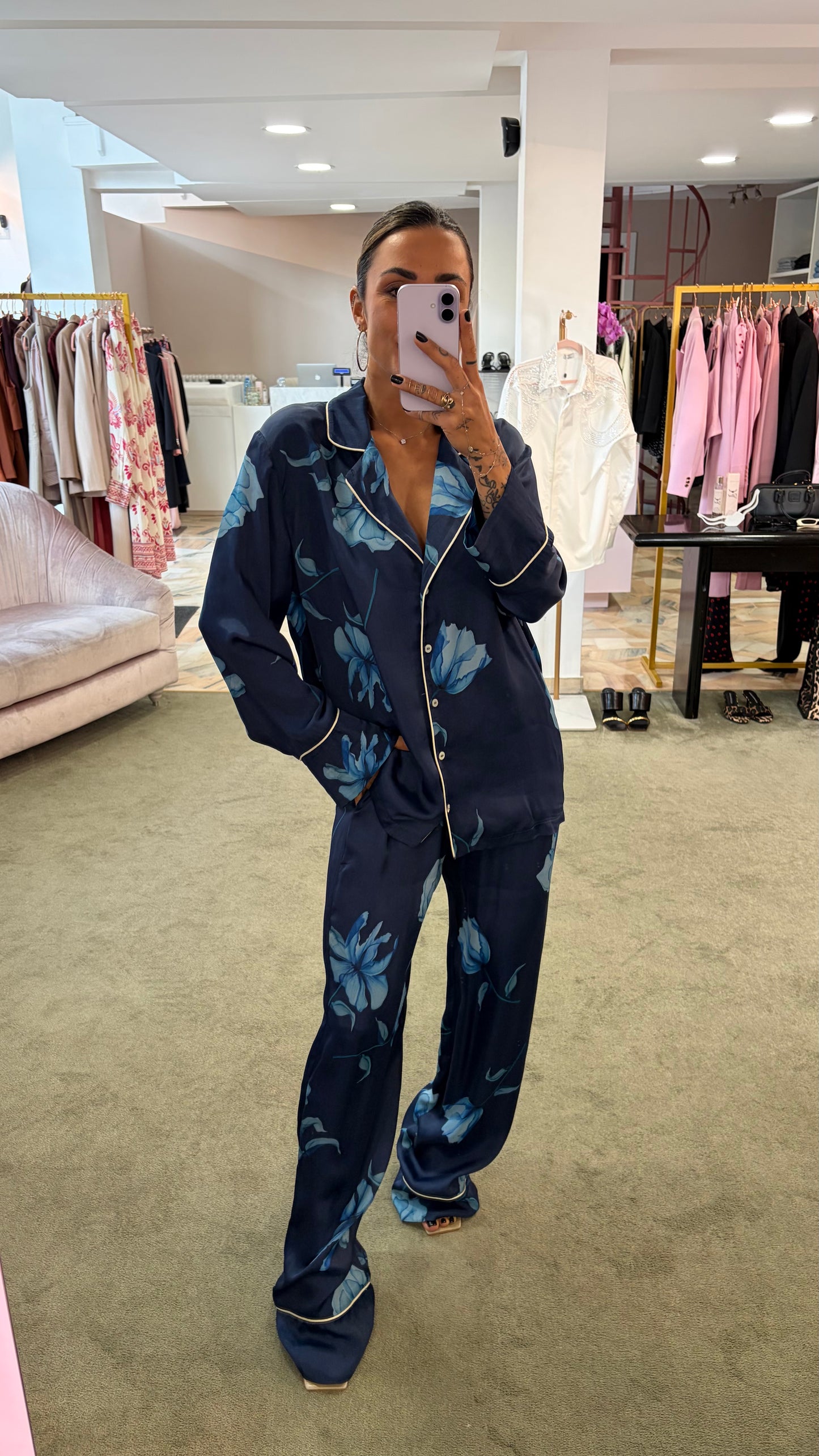 Pantaloni rosie MAR DE MARGARITAS blu con fiori azzurri