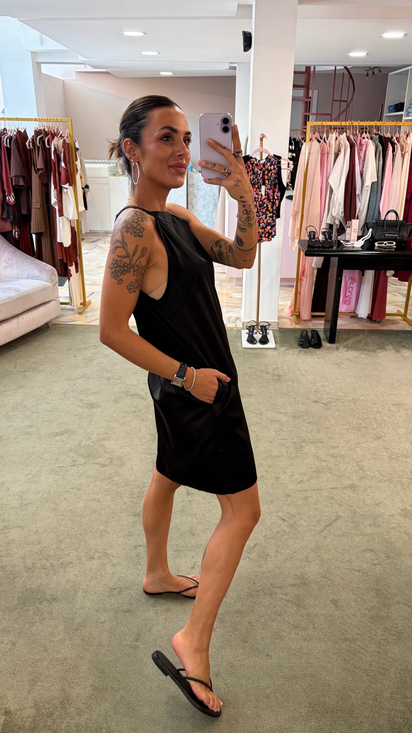 Abito corto nero scollo all'americana in satin ay