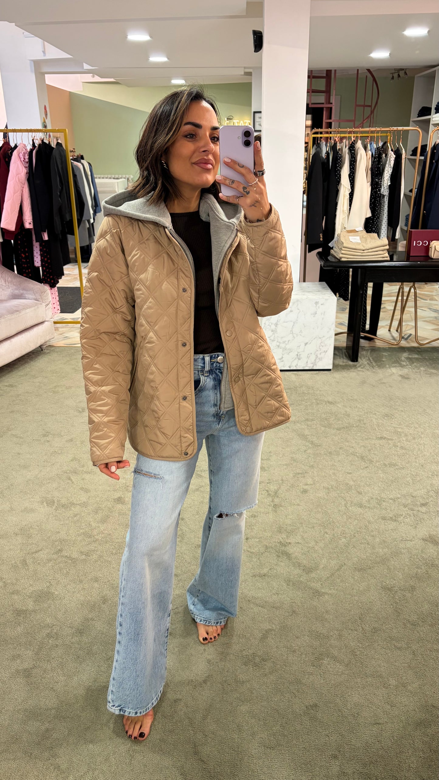 Piumino beige trapuntato con cappuccio in felpa sy