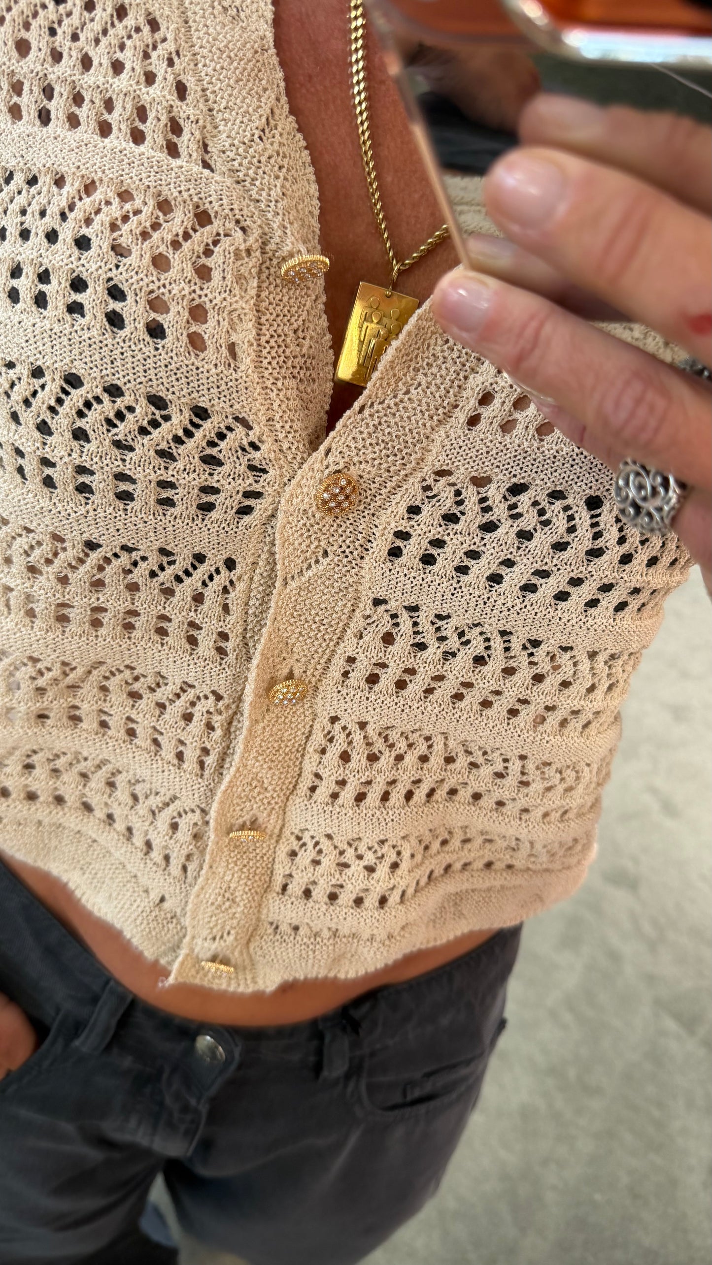 Cardigan sabbia traforato con bottoni gioiello bj