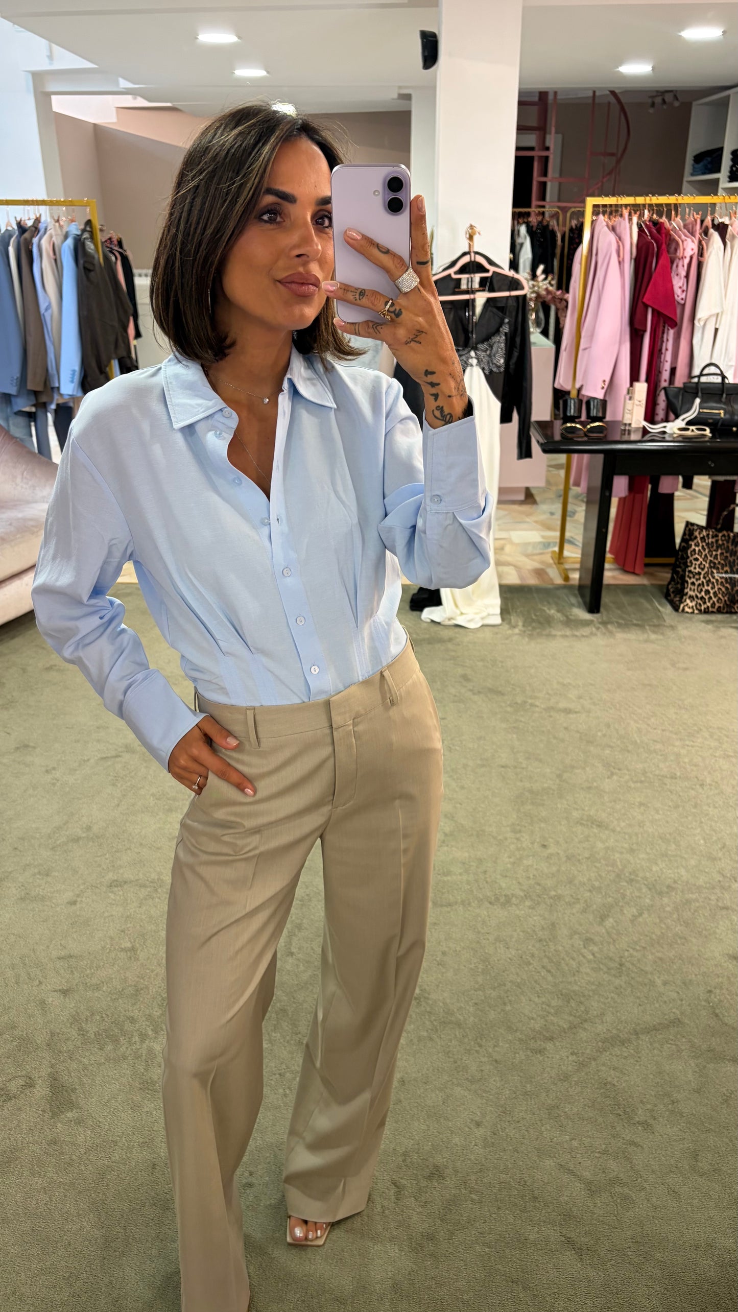 Camicia azzurra con pences in vita sy