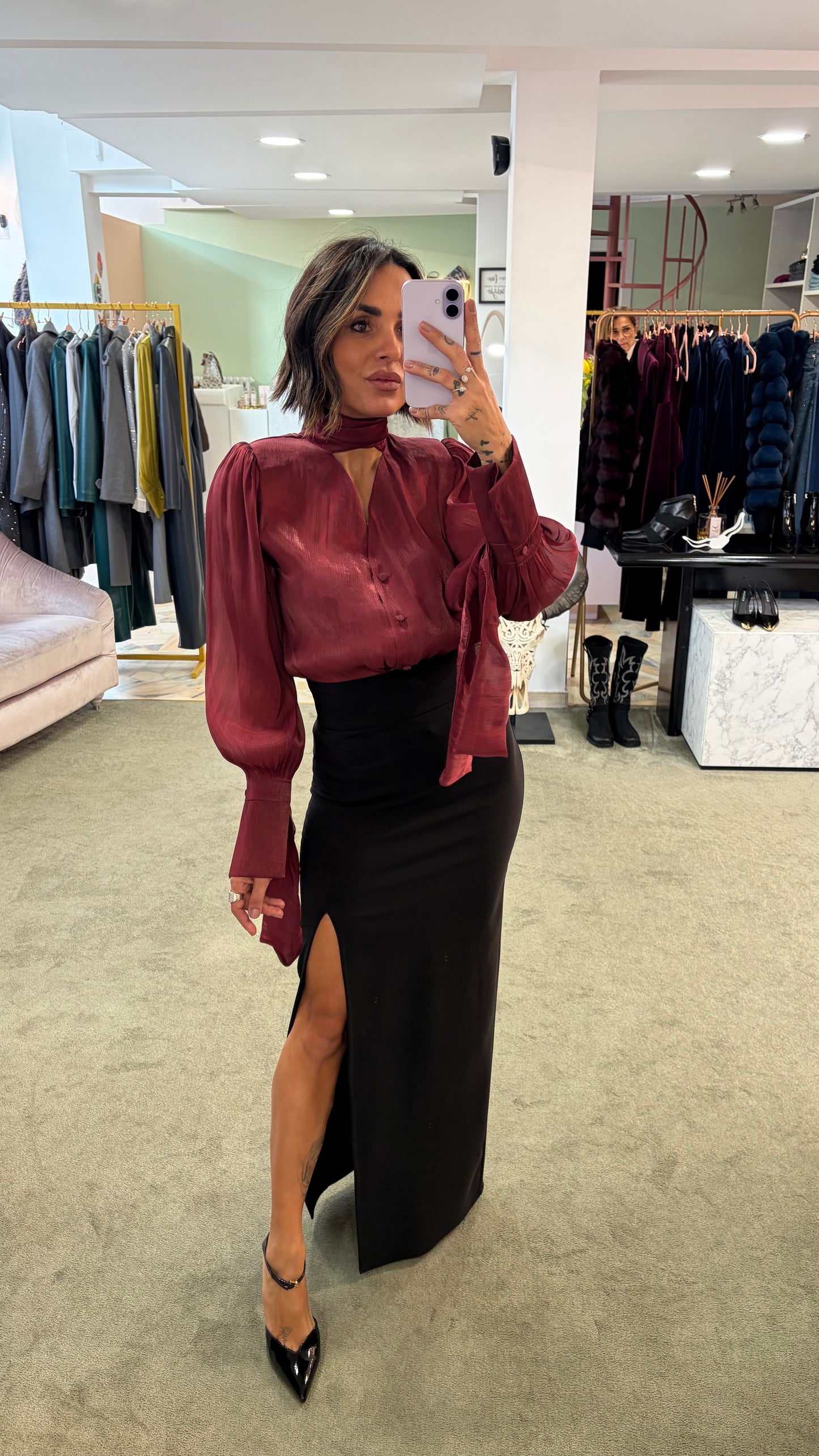 Camicia bordeaux scollo a v con bottoncini e sciarpina Actualee