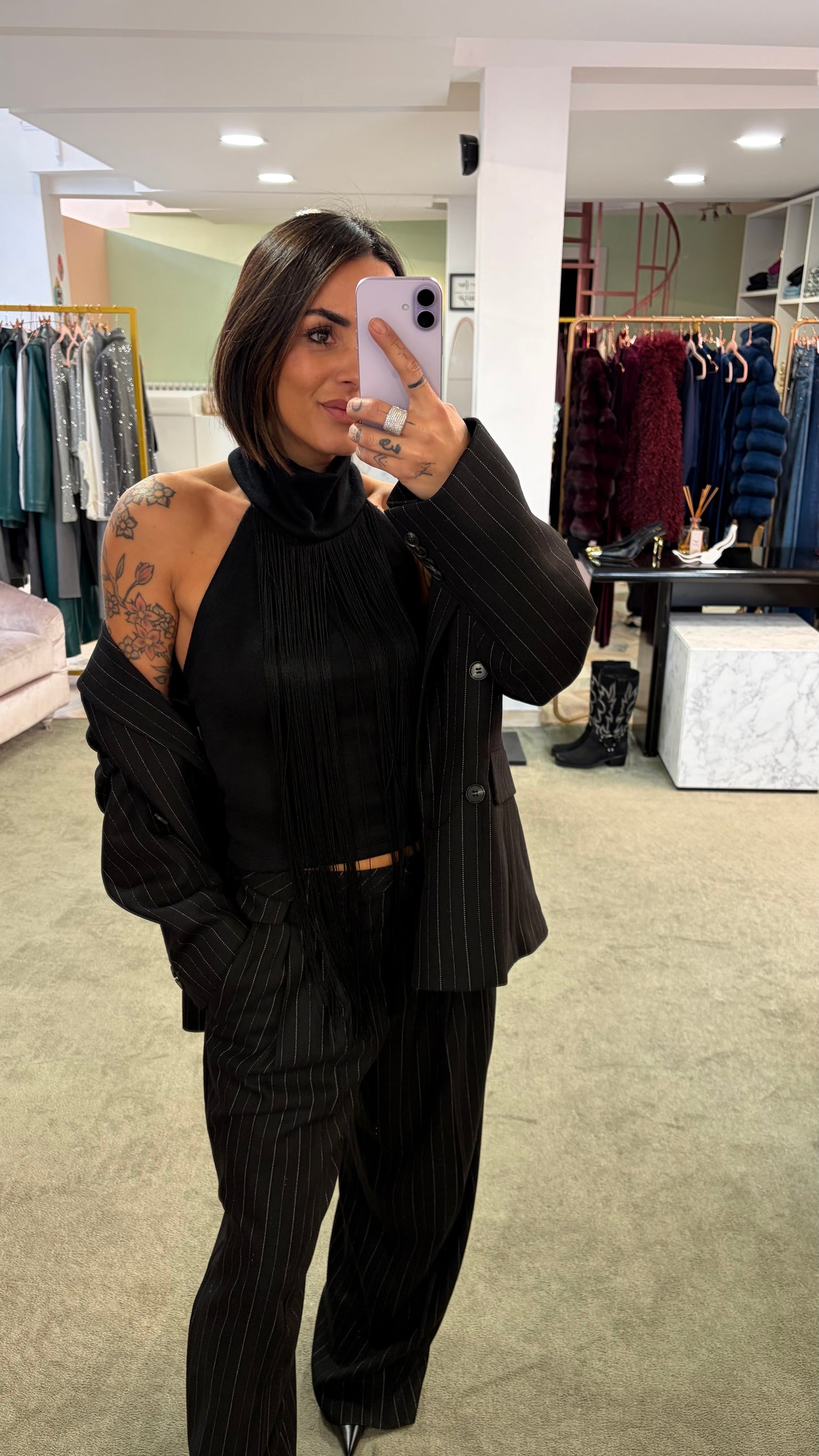 Top nero con frange scollo all'americana mq