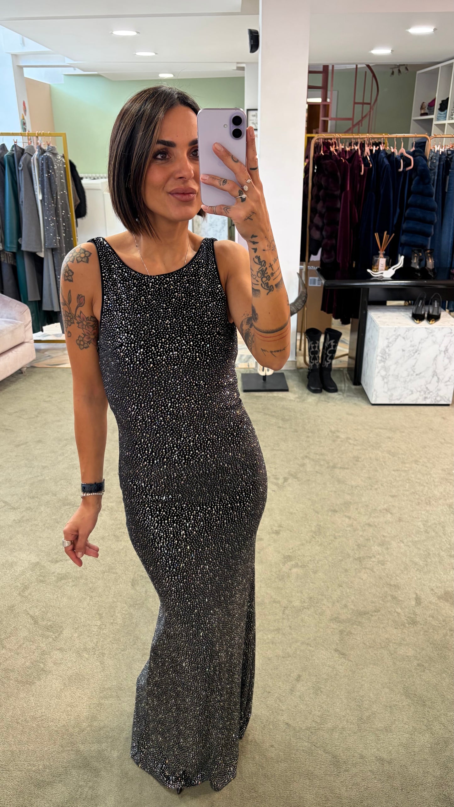 Abito smanicato lungo nero in velluto con cristalli tw