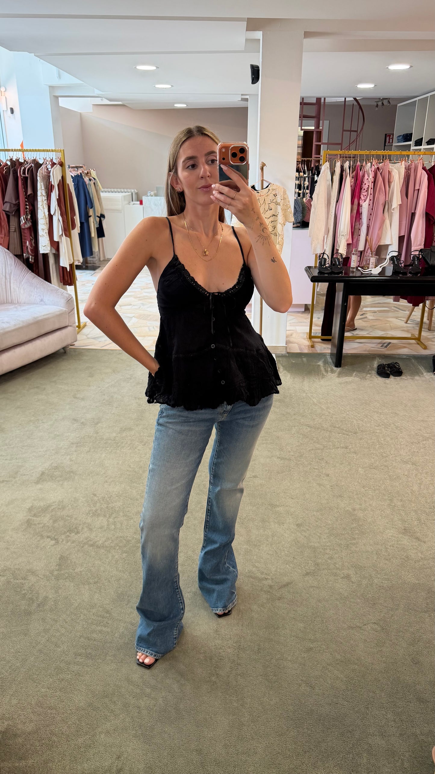 Top canotta nera goffrata con inserti pizzo gl