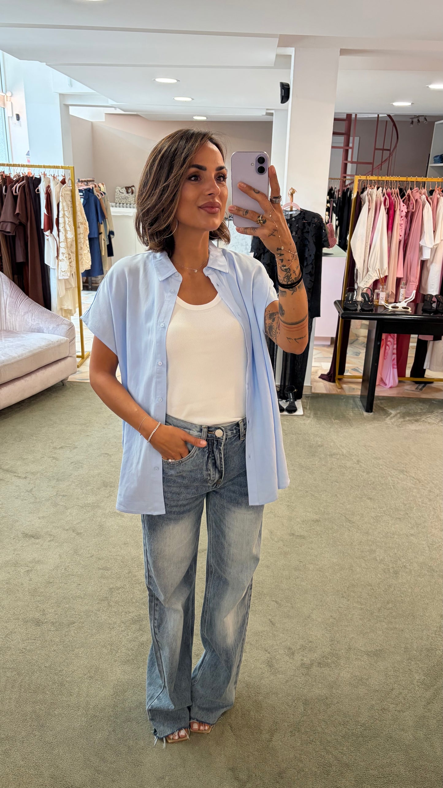 Camicia azzurra smanicata over sy