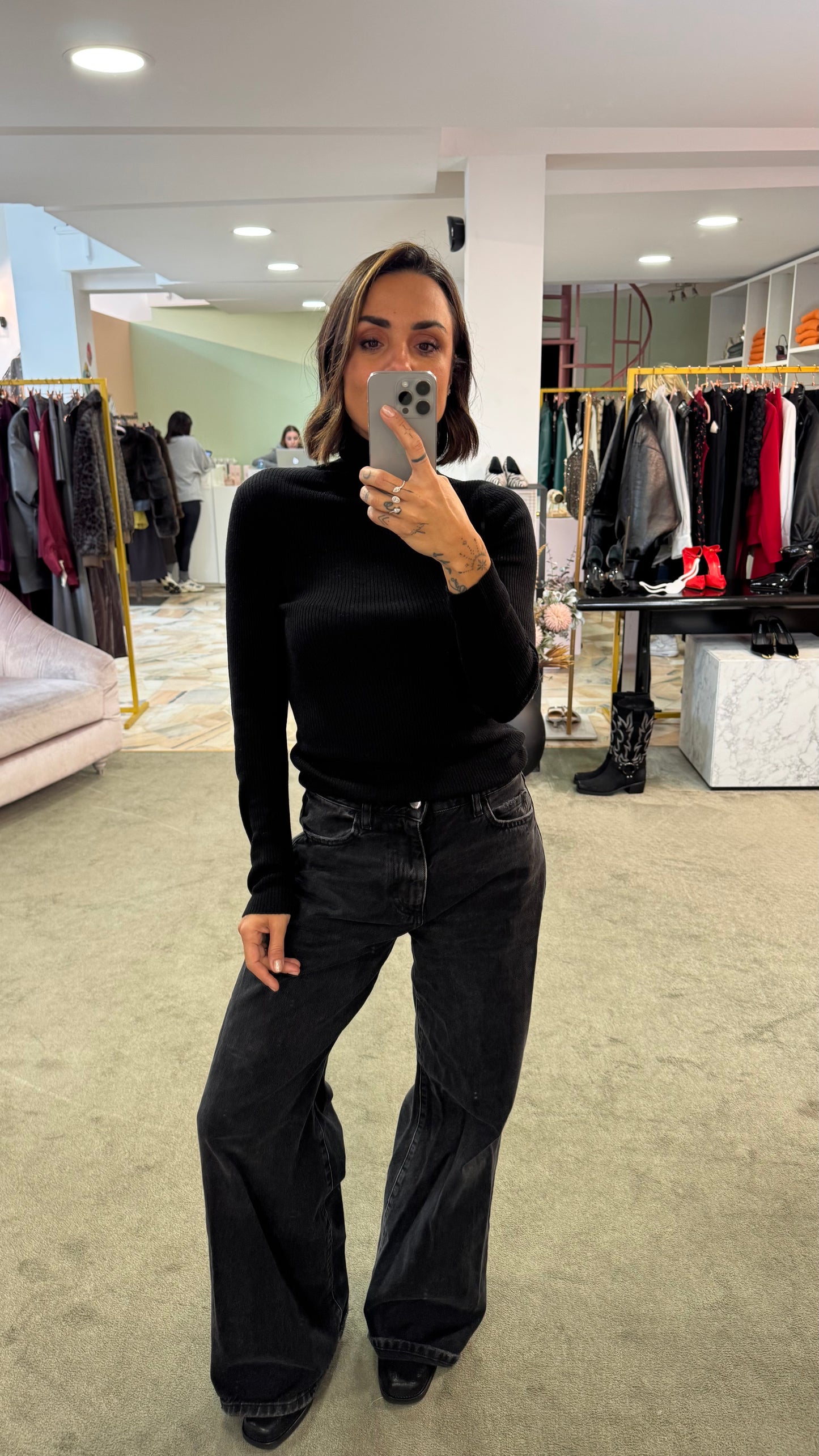 Maglia dolcevita nera a costine sl