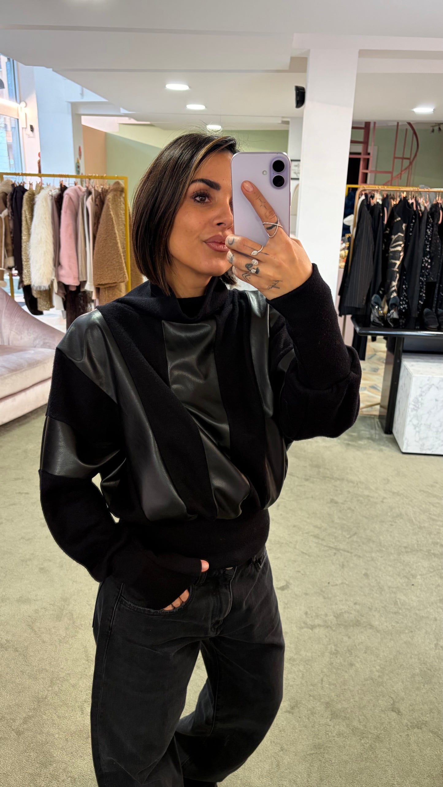 Maglione collo alto nero con inserti in ecopelle mq