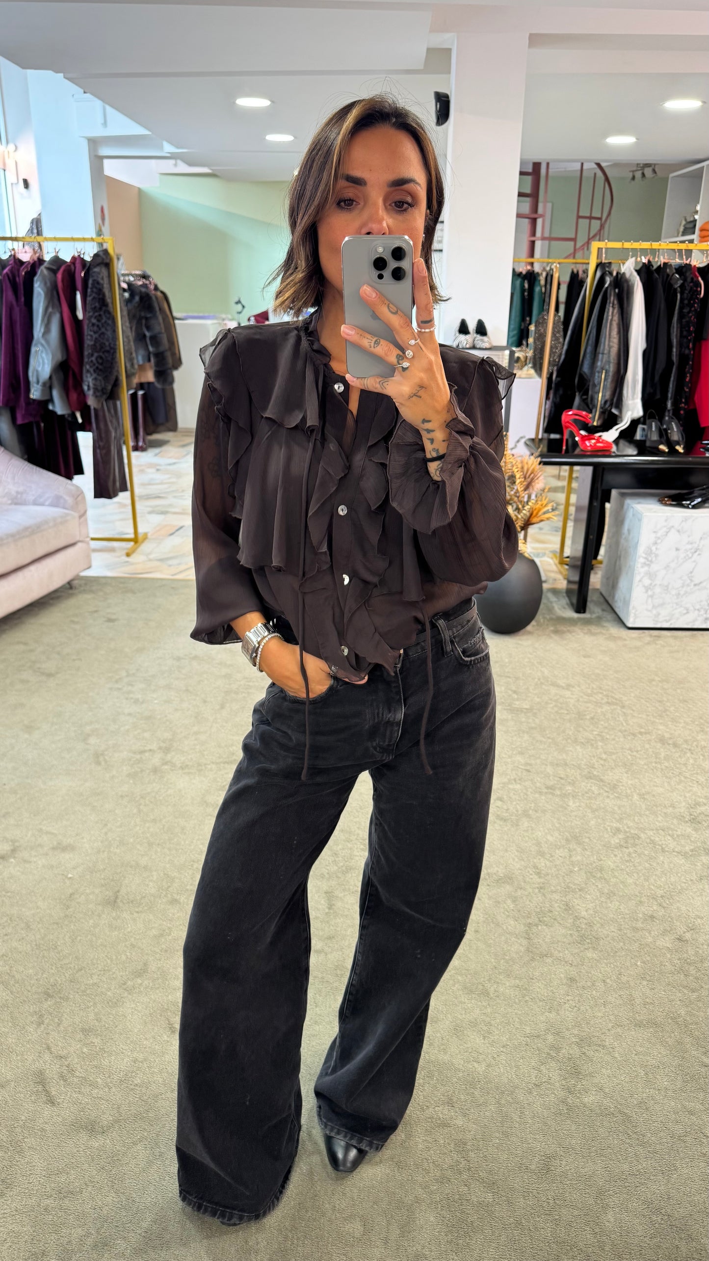 Camicia marrone in crepe con volant gl