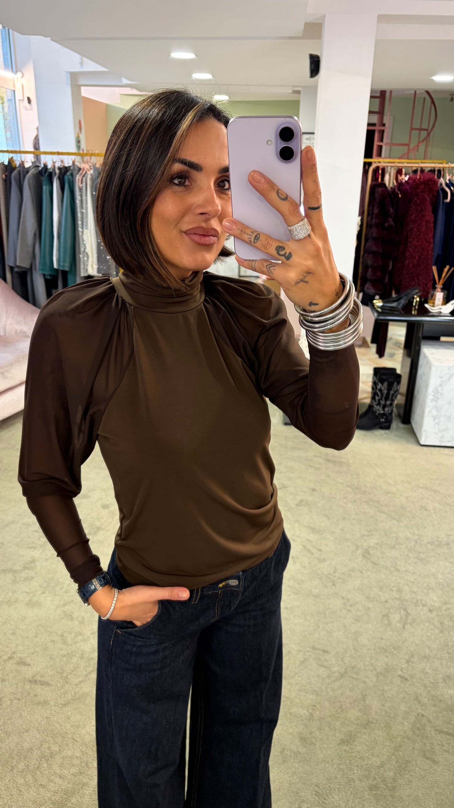 Lupetto marrone con maniche a palloncino in tulle mq