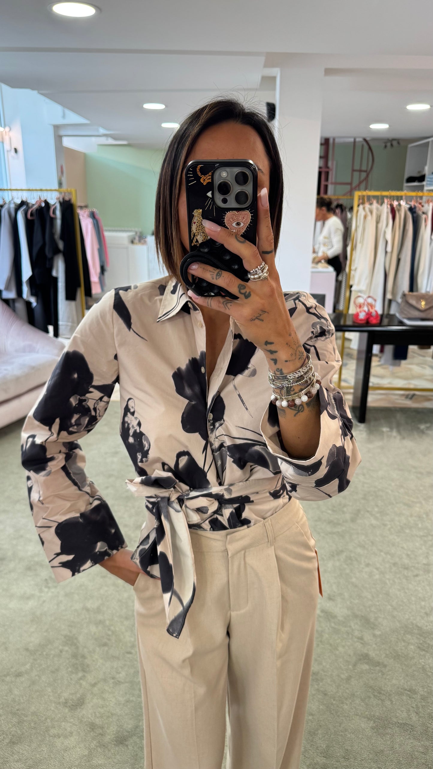 Camicia beige con fiori neri a portafoglio  sl