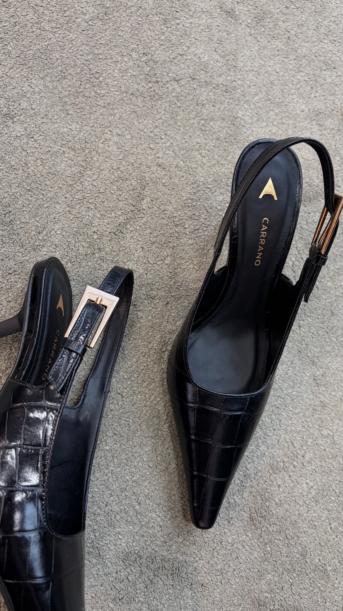 Slingback nera in pelle crocco con fibbia oro cr