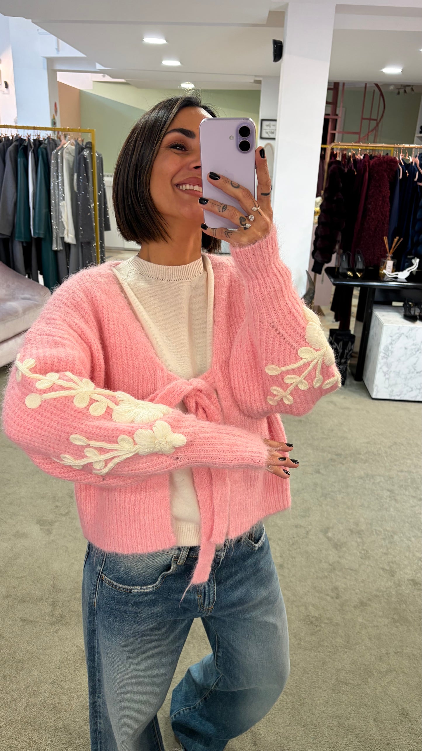 Cardigan rosa con ricami sulla manica bj