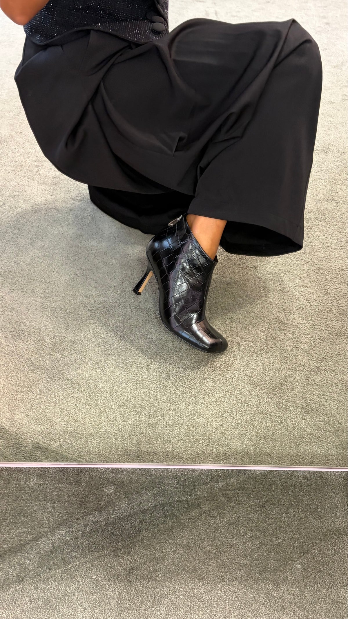 Stivaletto nero in pelle crocco e punta quadrata cr