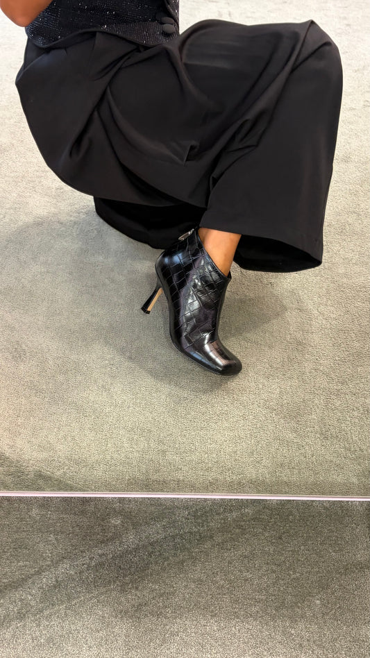 Stivaletto nero in pelle crocco e punta quadrata cr