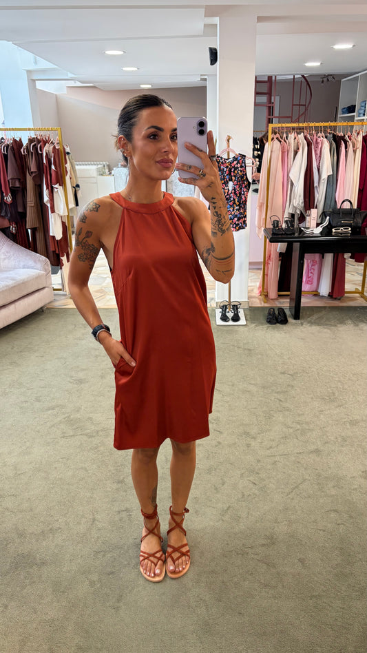 Abito corto ruggine scollo all'americana in satin ay