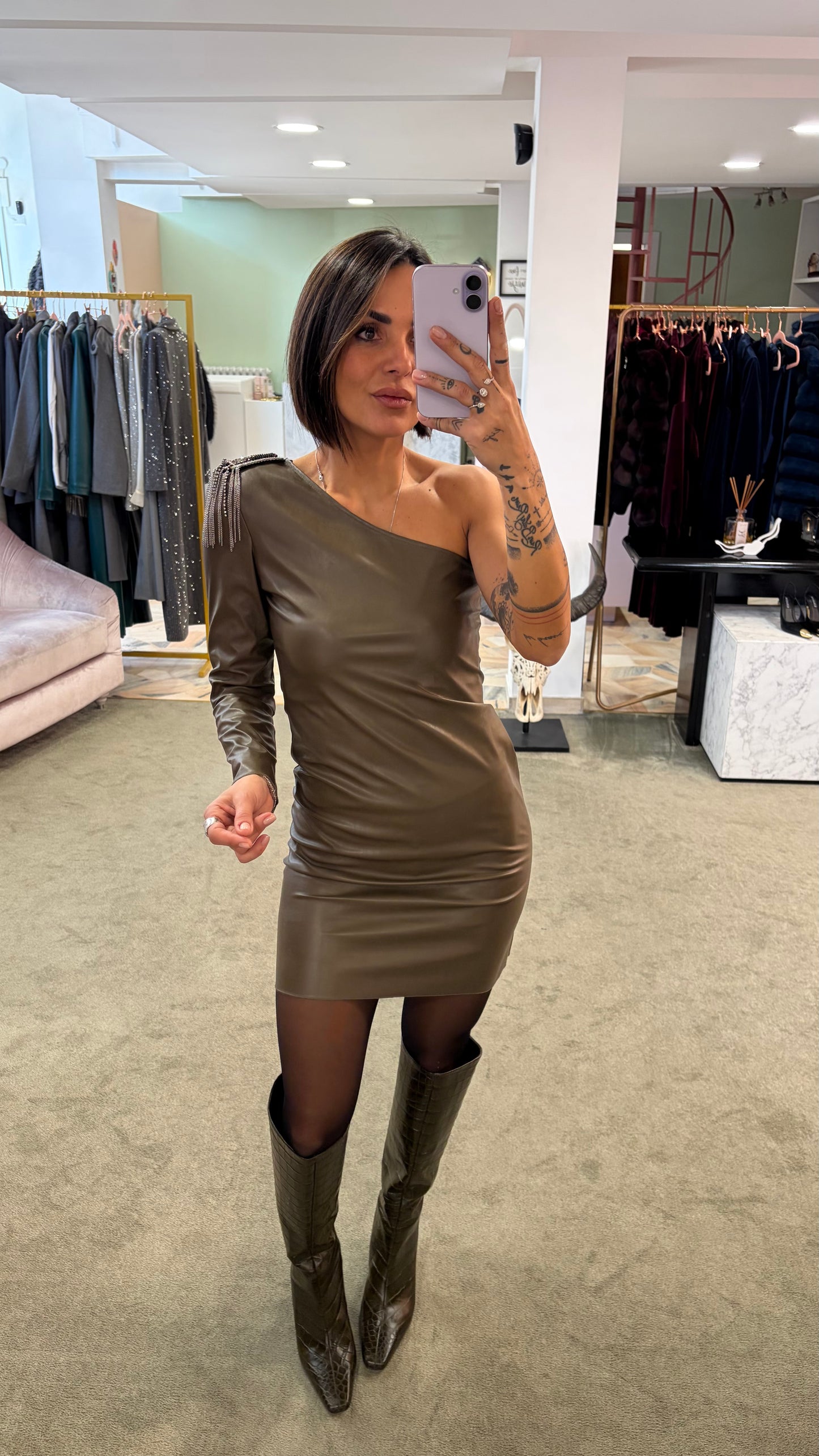 Abito monospalla verde oliva in ecopelle con dettaglio gioiello mq