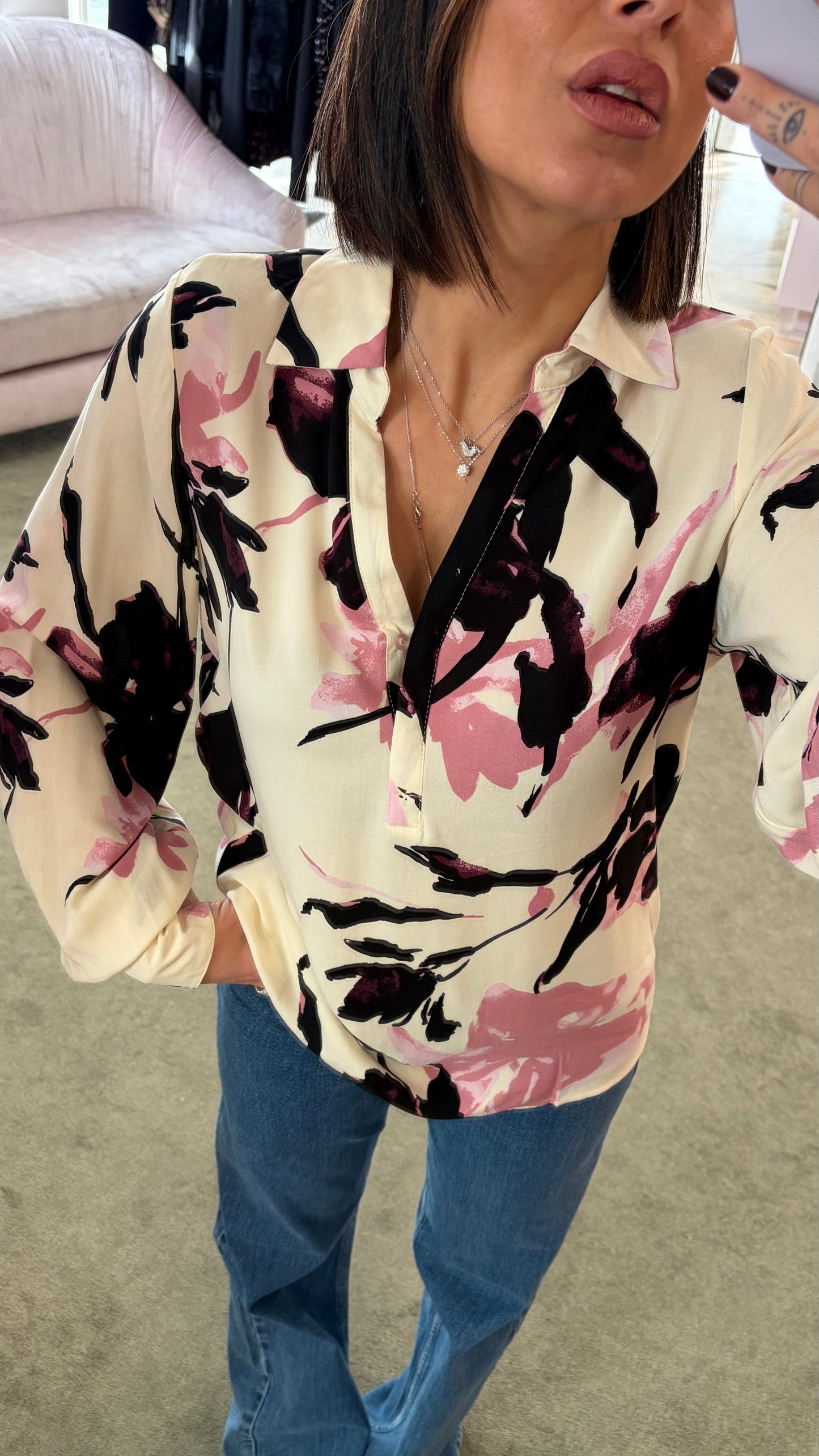 Camicia crema con fiori rosa e neri sy