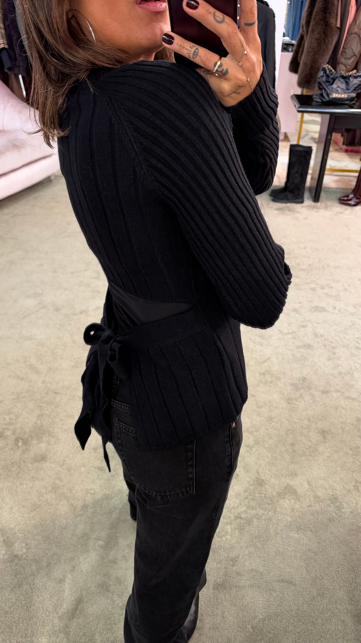 Maglione nero a costine con fiocco sulla schiena bj