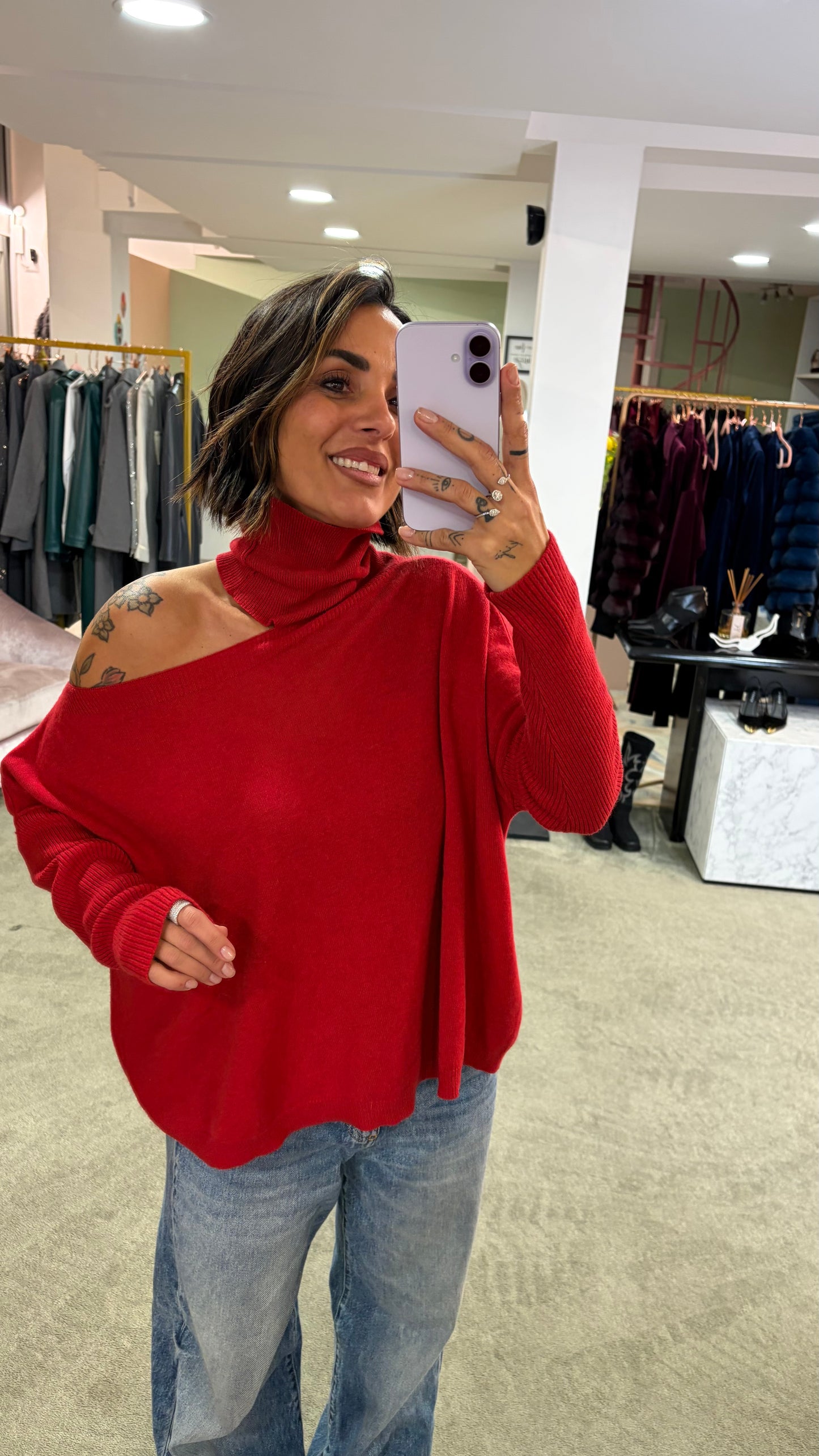 Dolcevita rosso cutout sulla spalla lh