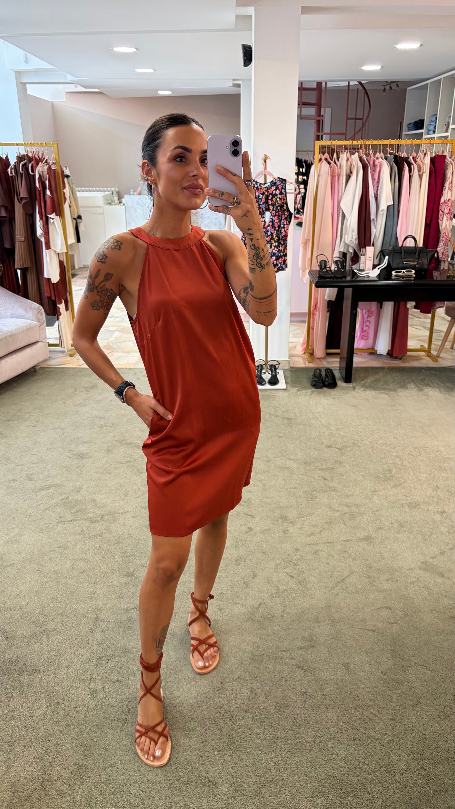 Abito corto ruggine scollo all'americana in satin ay