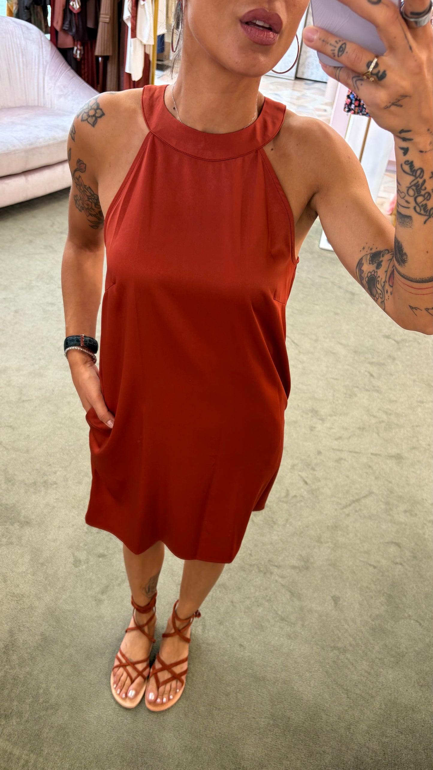 Abito corto ruggine scollo all'americana in satin ay