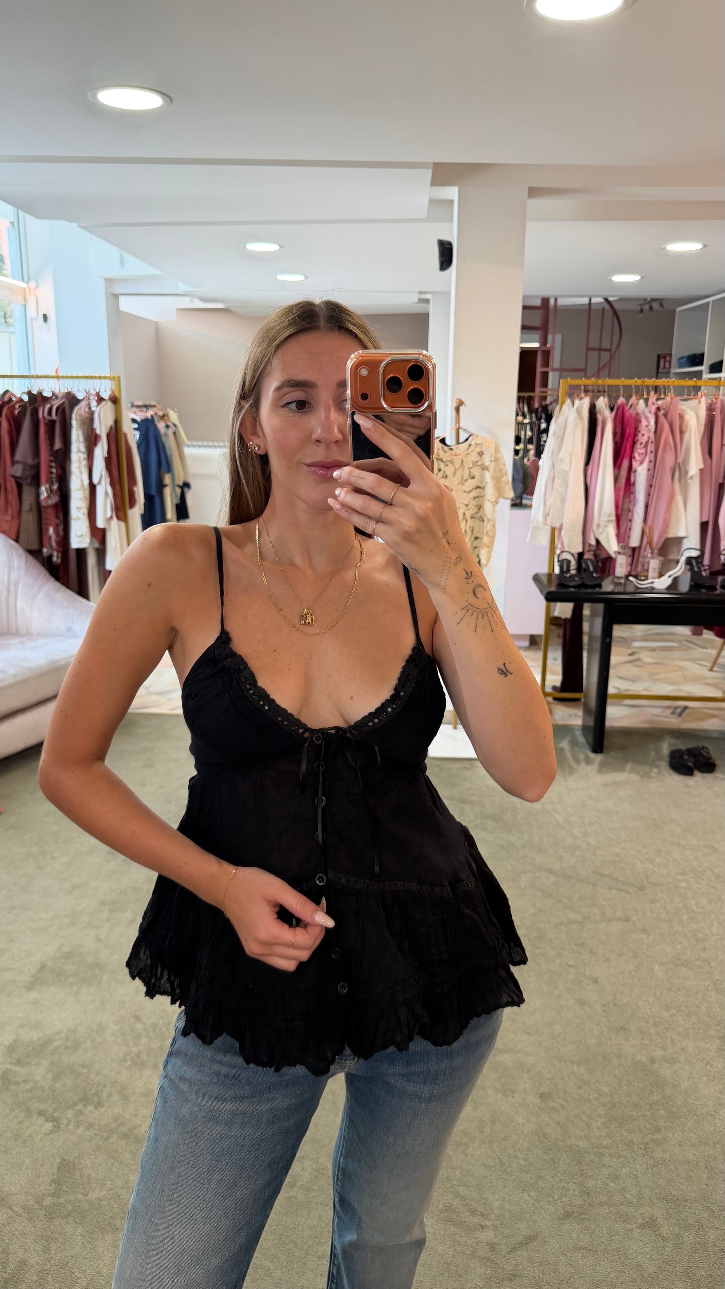 Top canotta nera goffrata con inserti pizzo gl