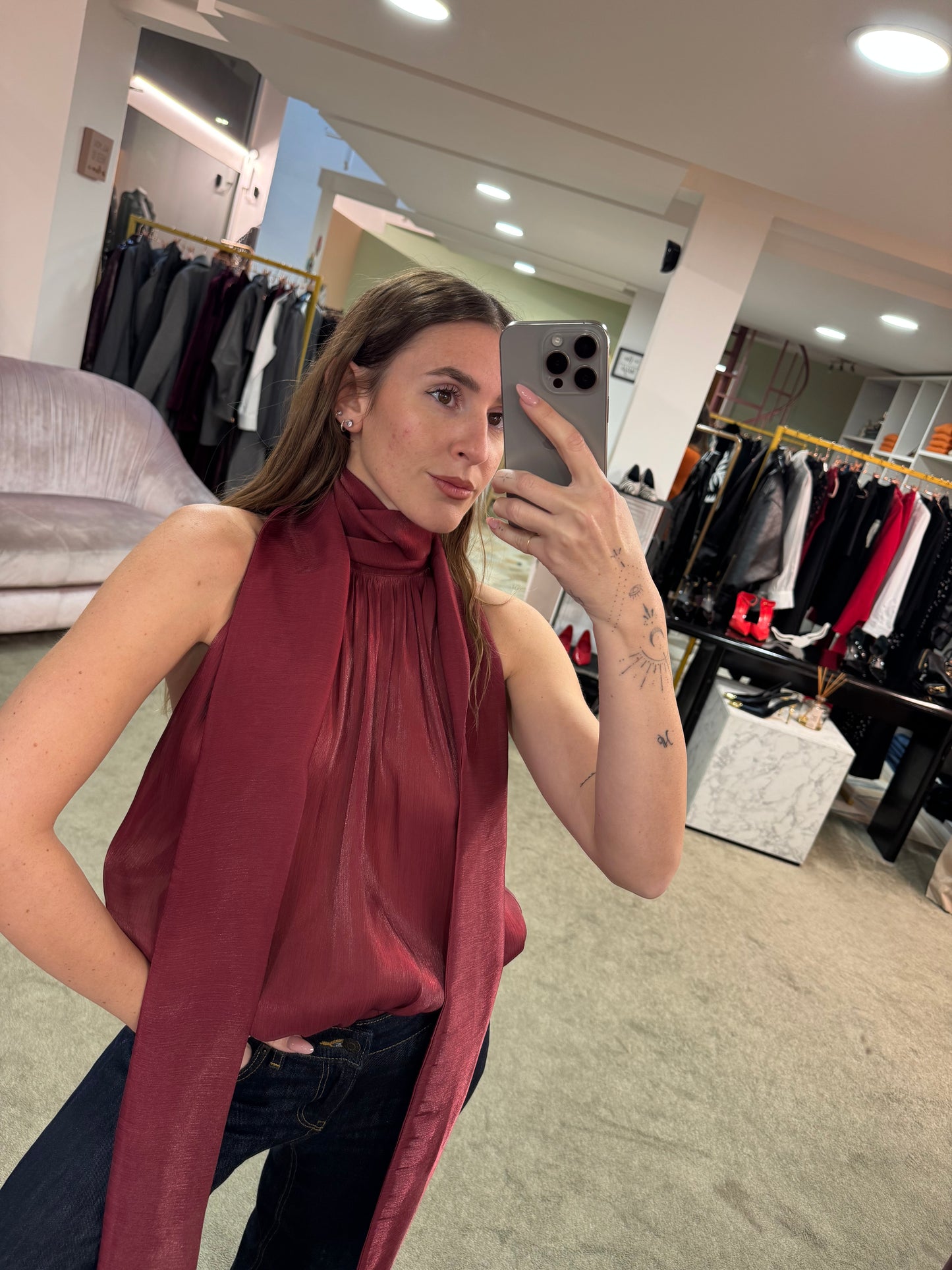 Camicia bordeaux smanicata con sciarpina Actualee