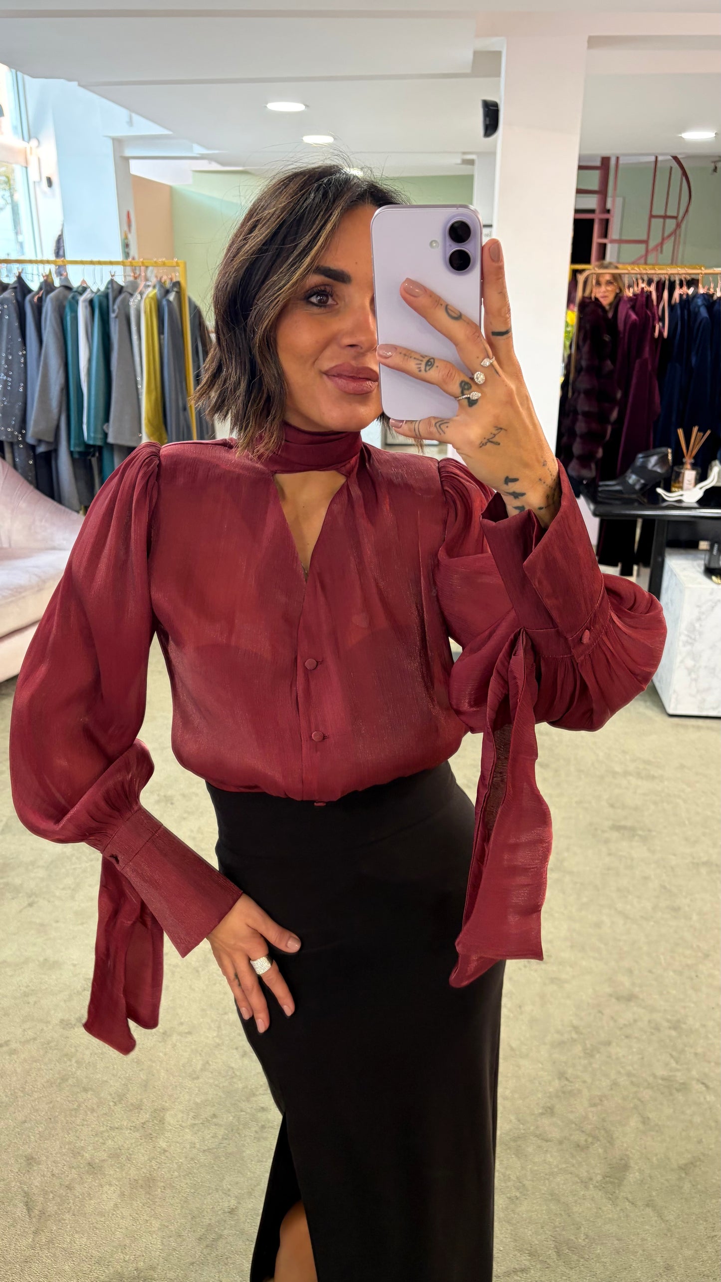 Camicia bordeaux scollo a v con bottoncini e sciarpina Actualee