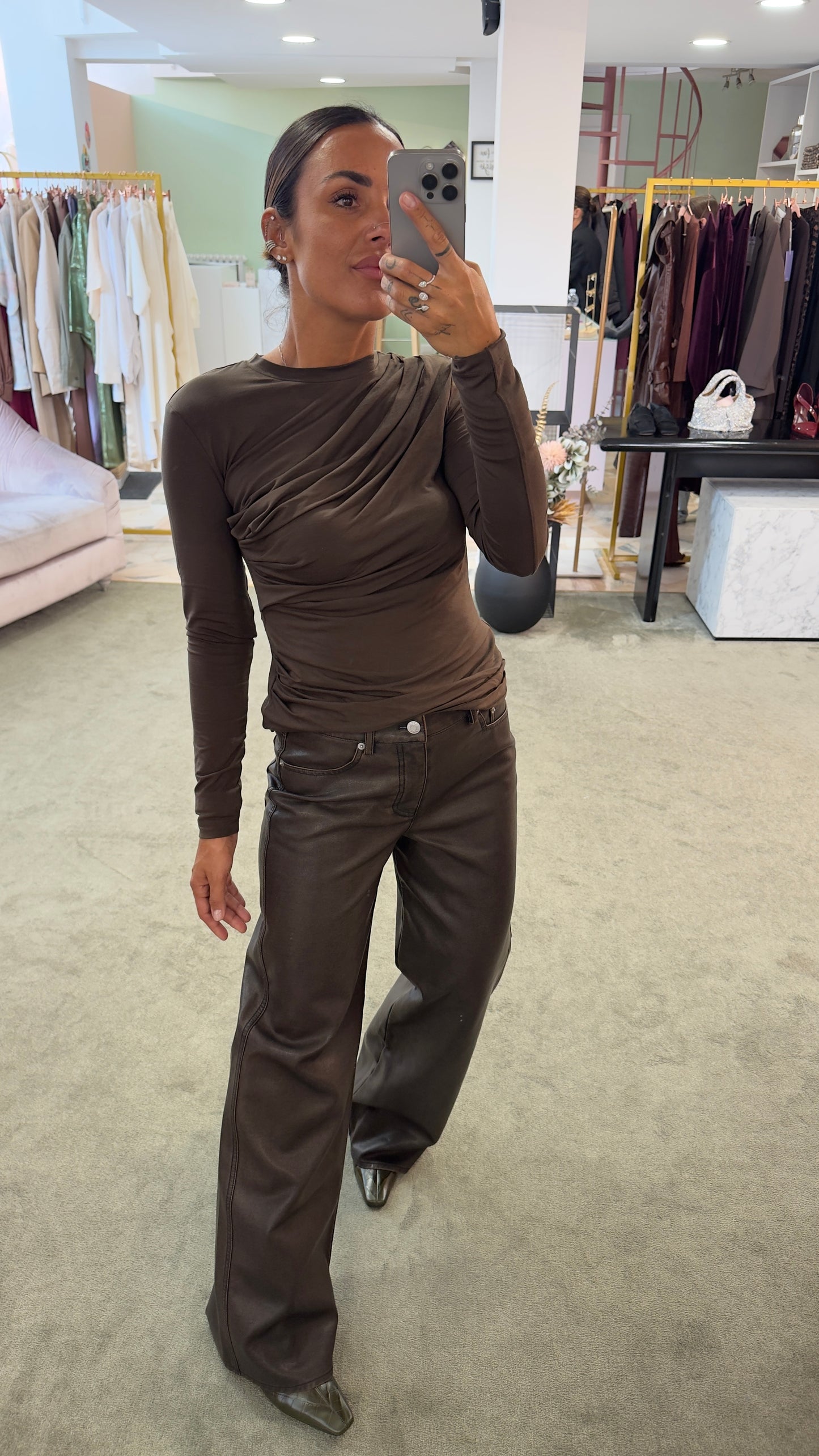 Pantaloni marroni in ecopelle stonewashed jx