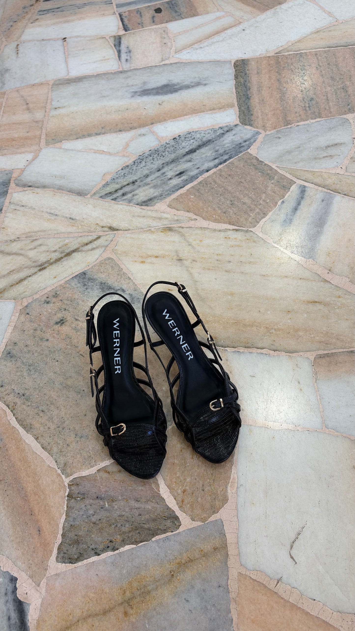 Sandalo nero con fibbie e tacco oro wr